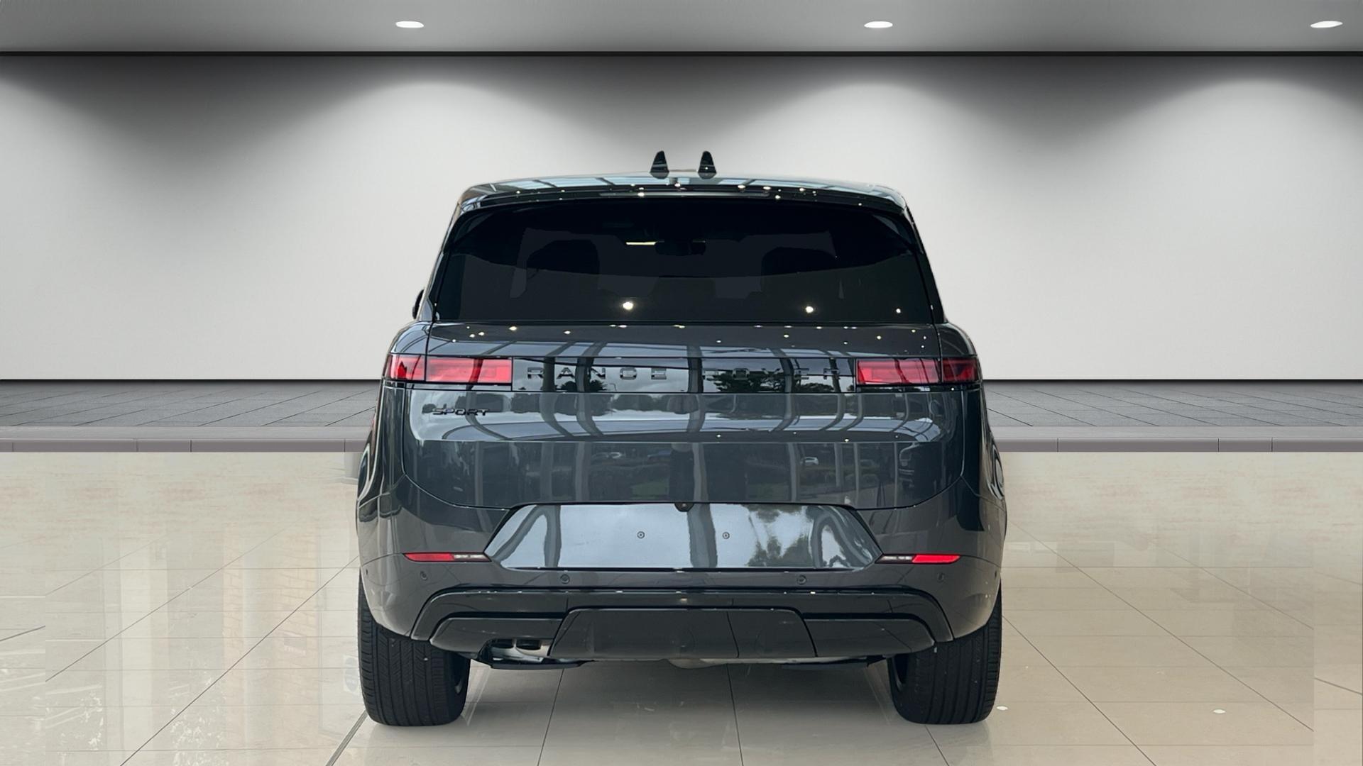 Land Rover Range Rover Sport view 4