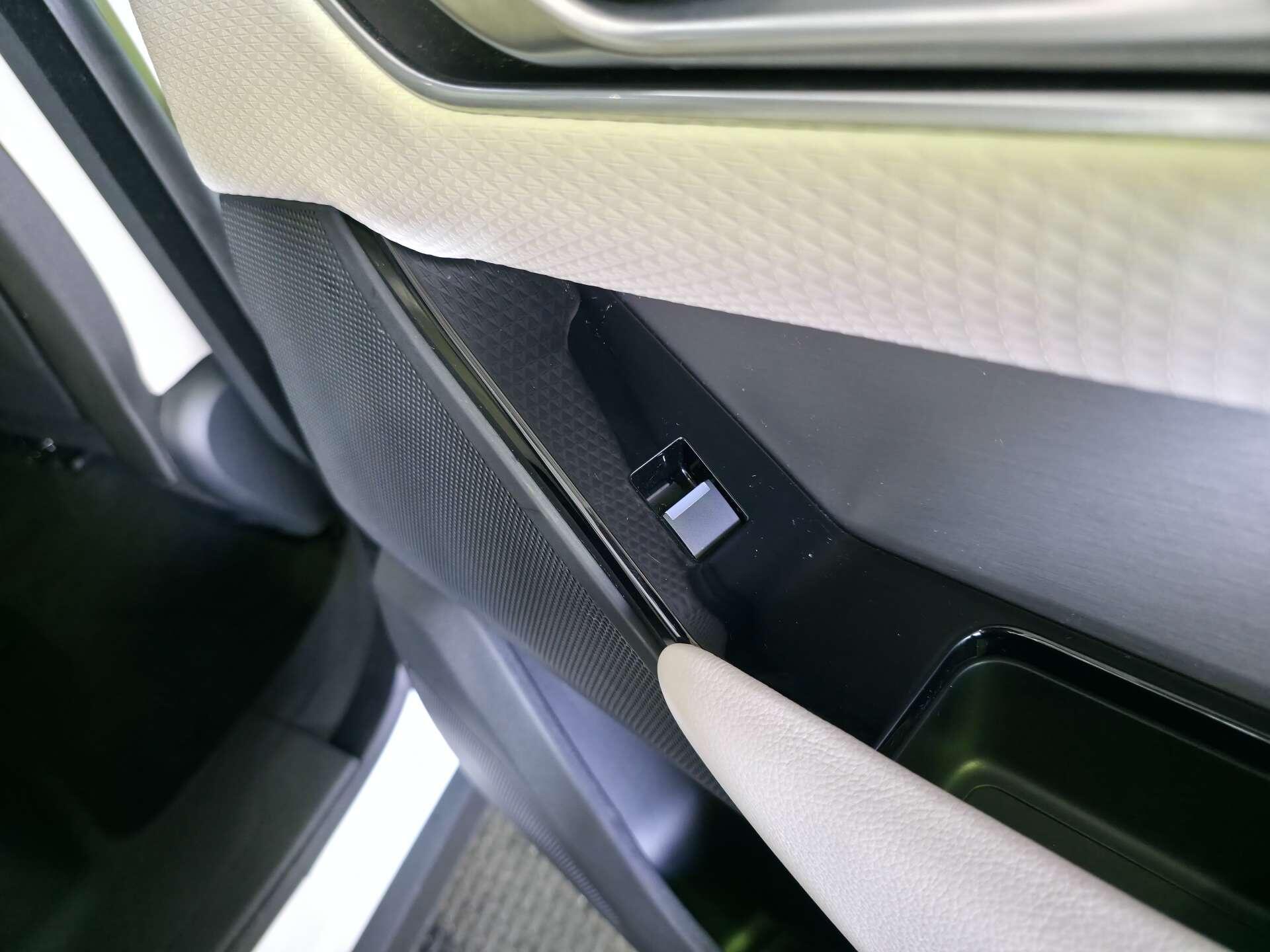 Land Rover Range Rover Velar view 59