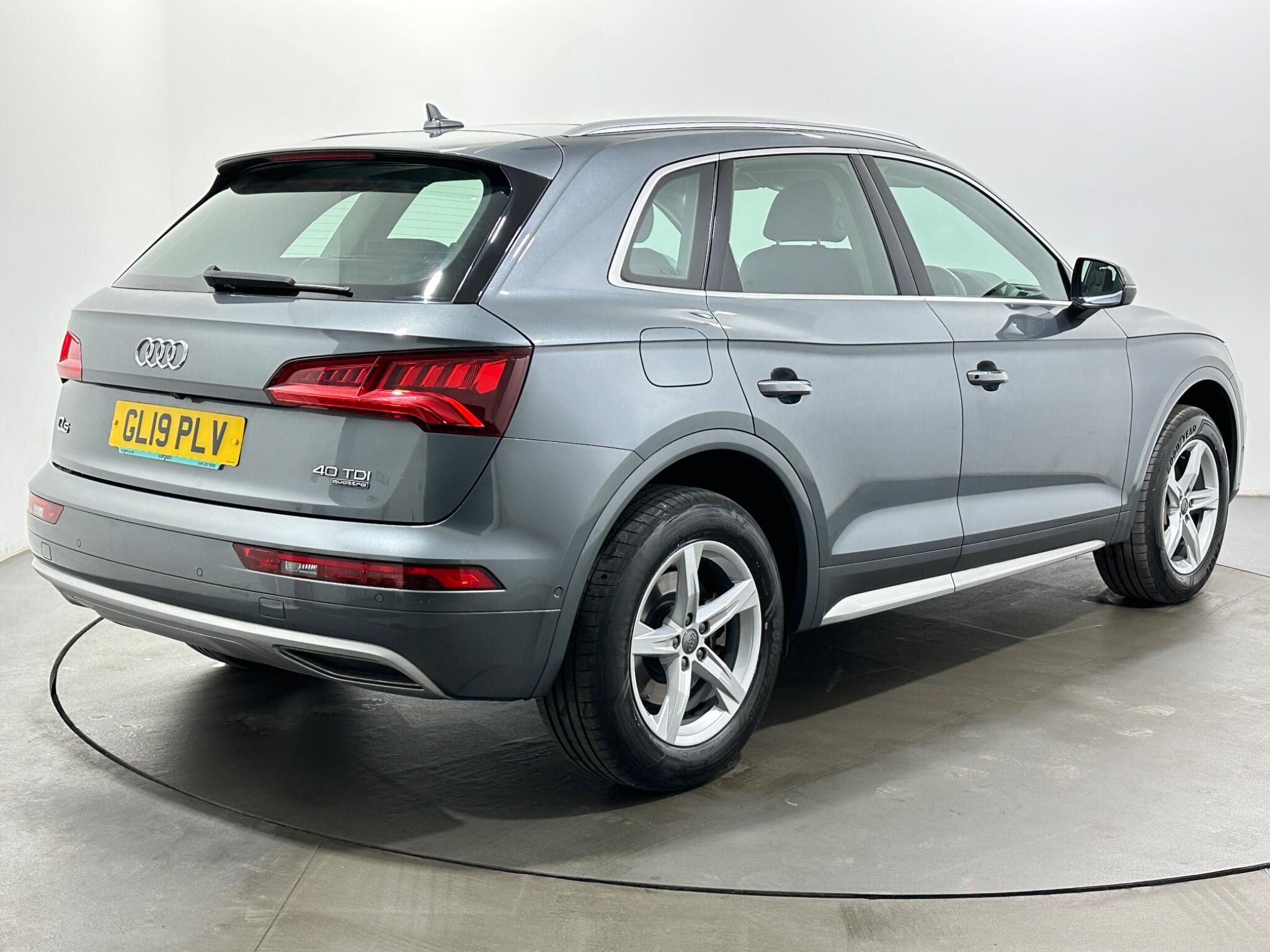 Audi Q5 view 8
