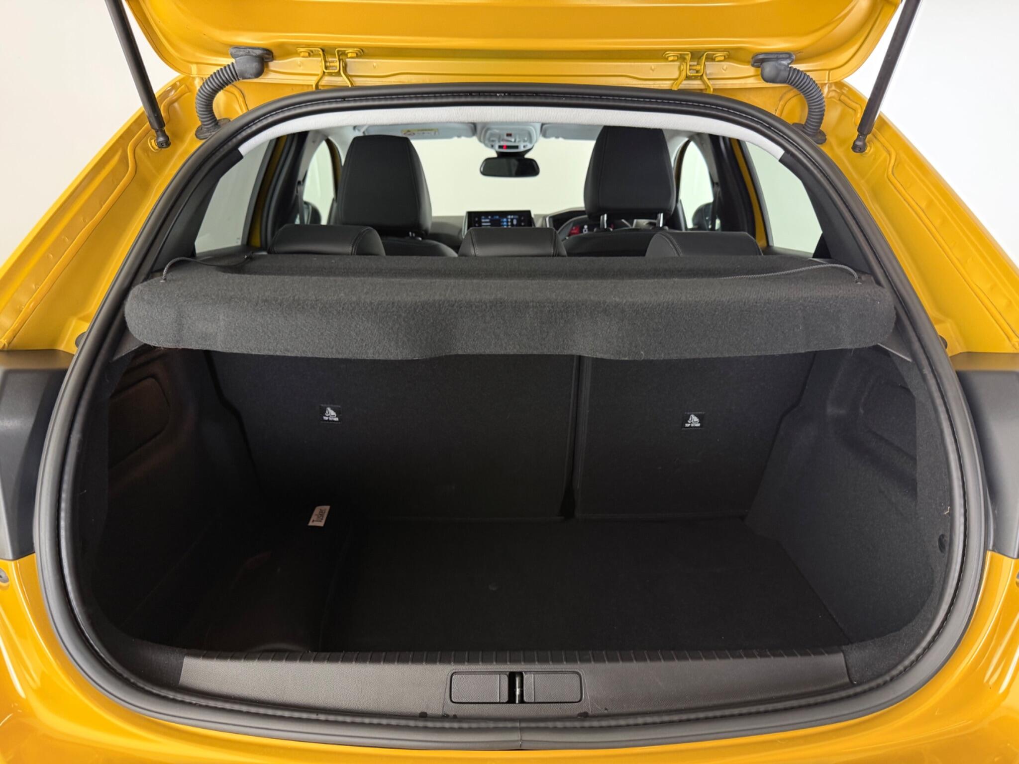 Peugeot 208 view 11