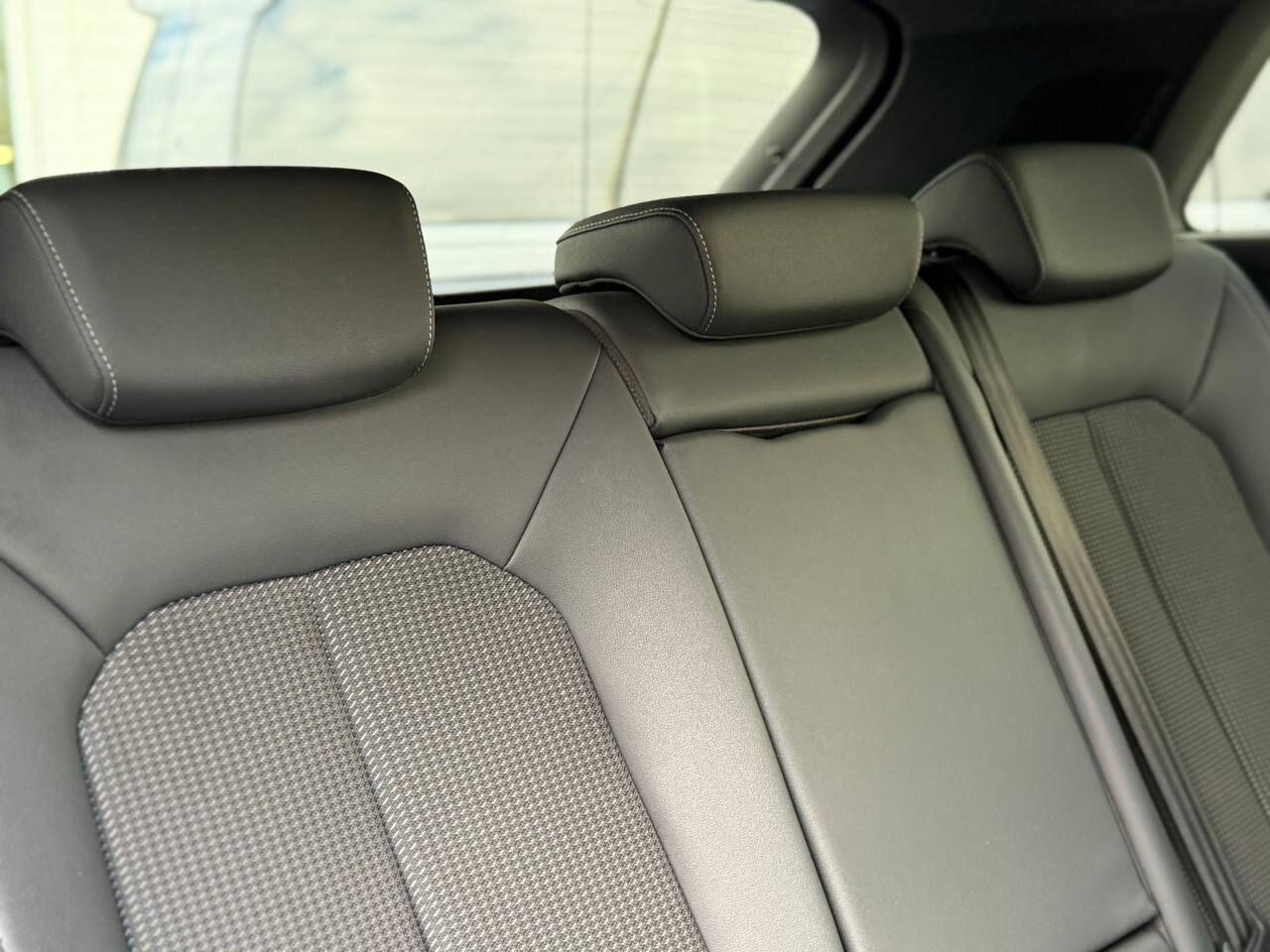 Audi Q3 view 21