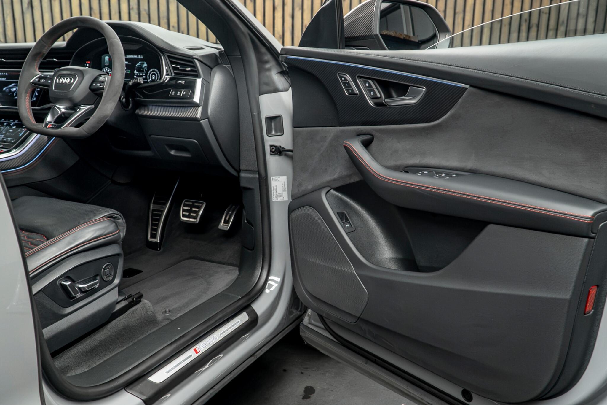 Audi RS Q8 view 30