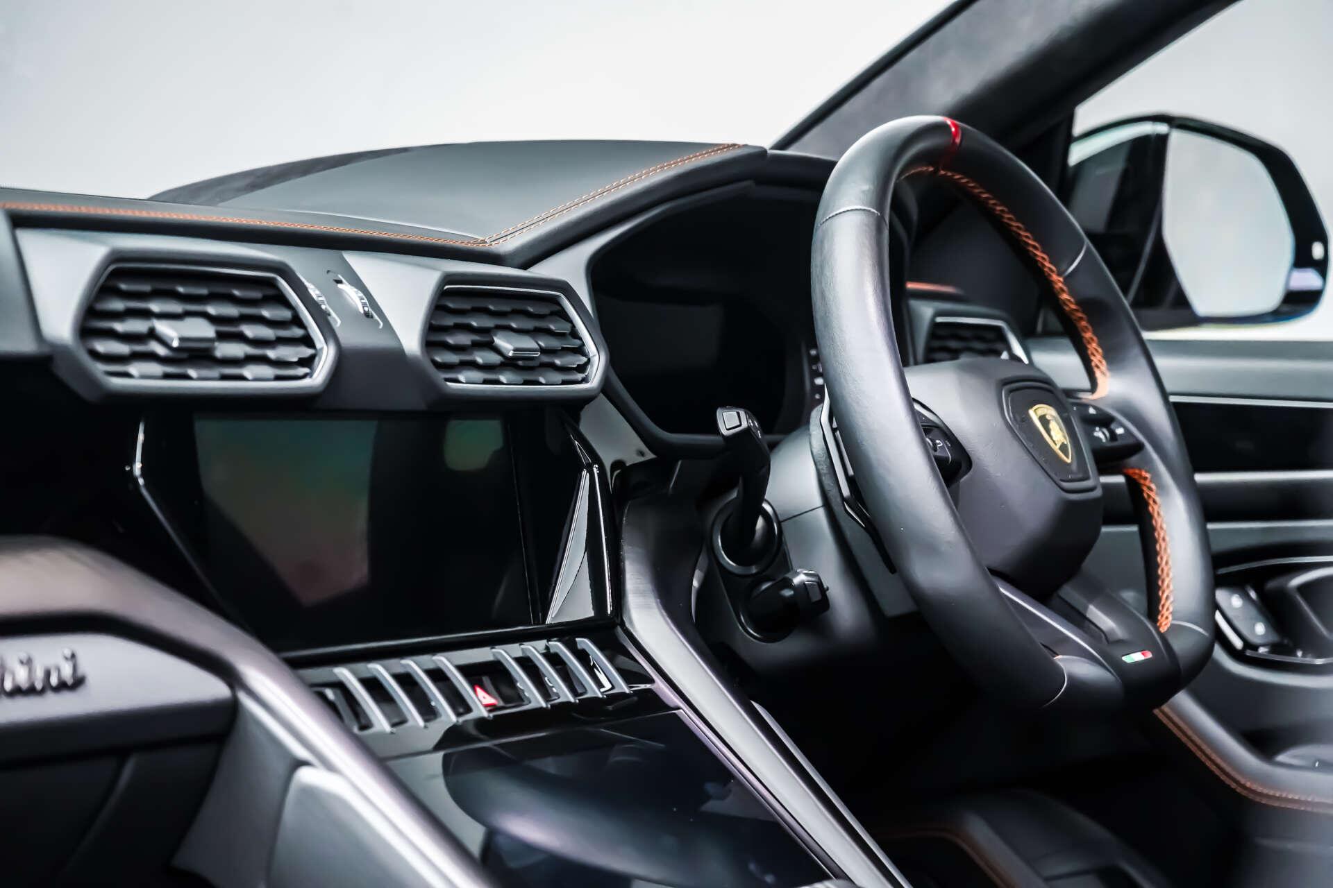 Lamborghini Urus view 30