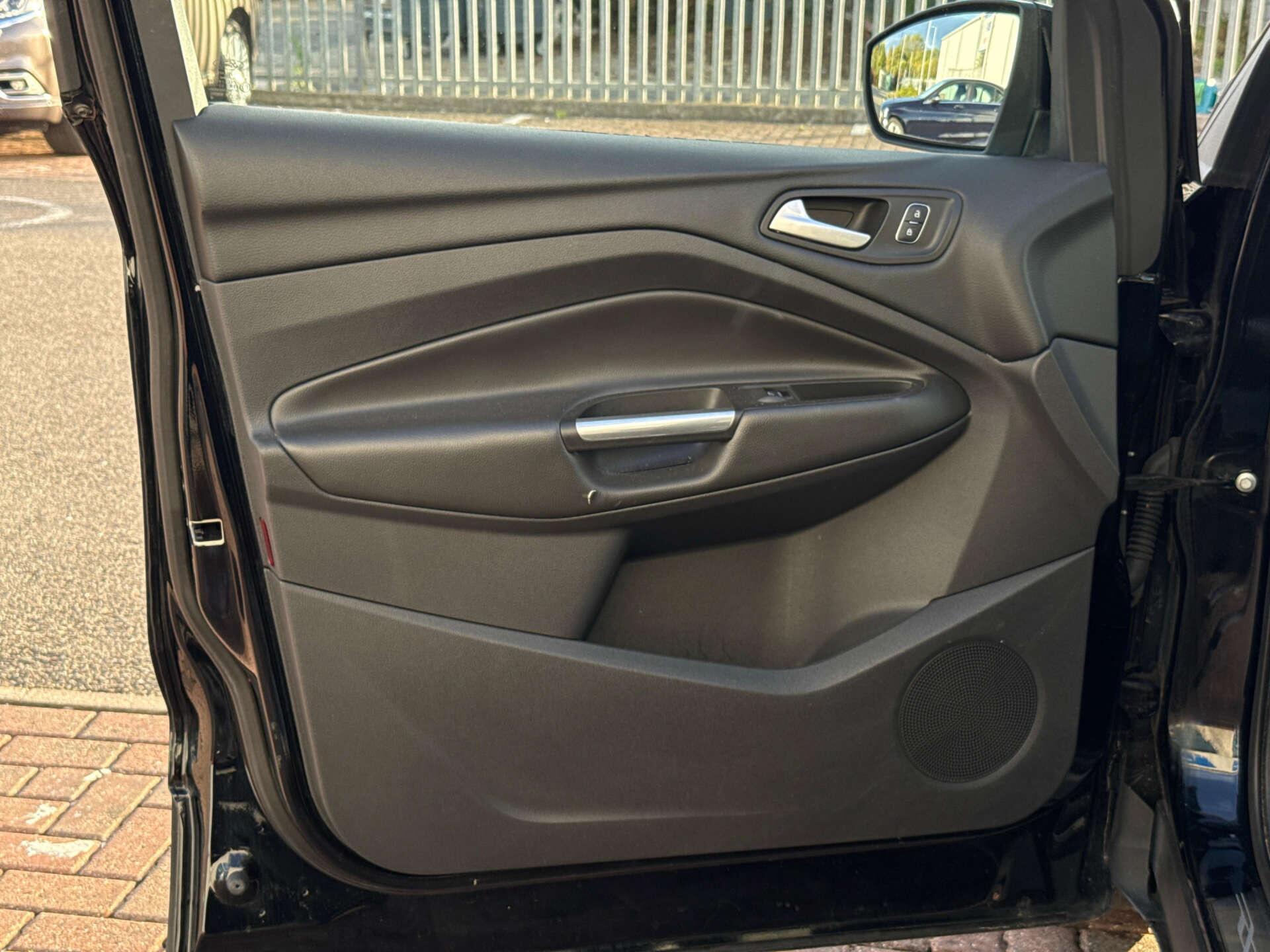 Ford Kuga view 75