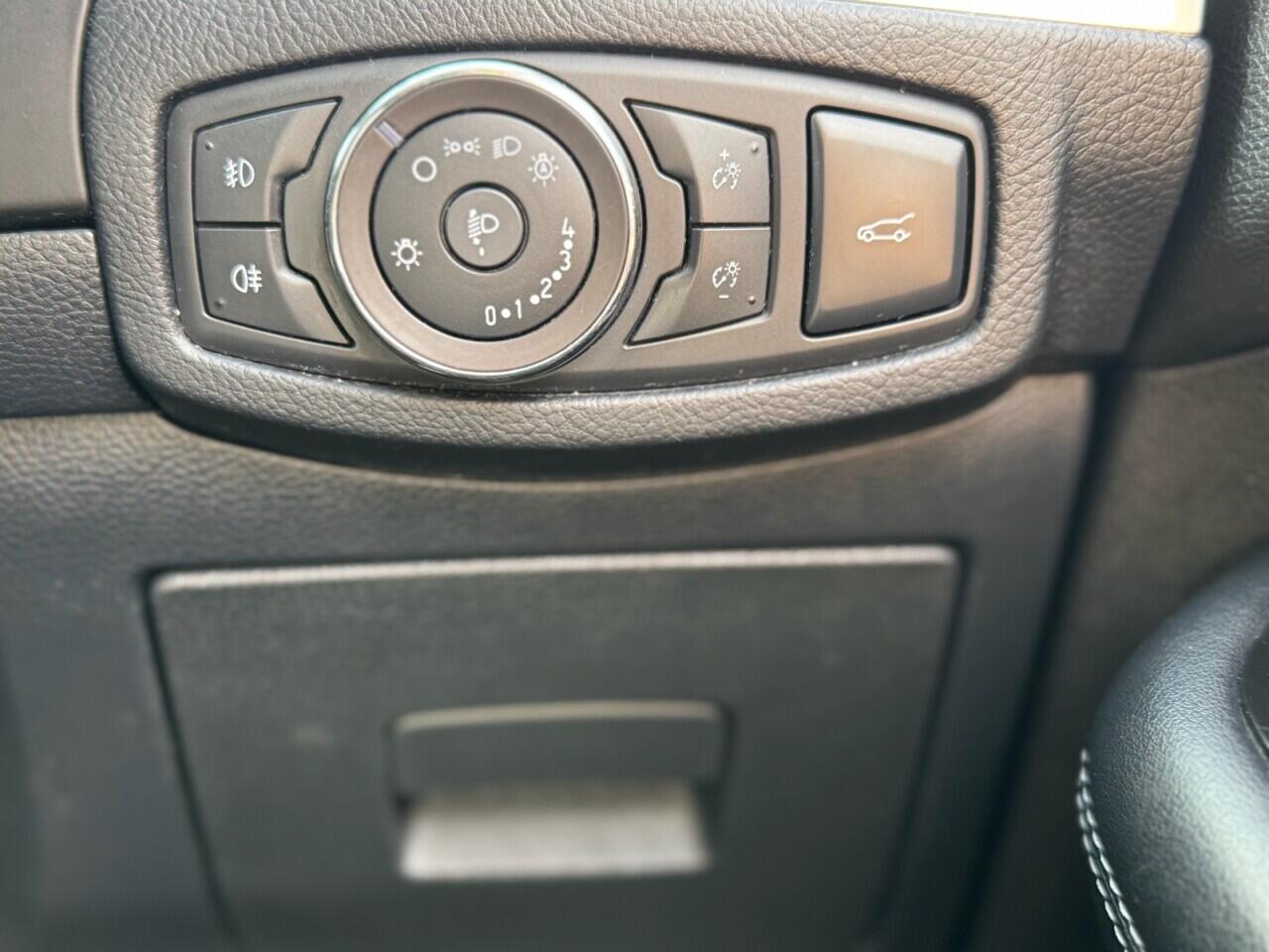 Ford Edge view 18