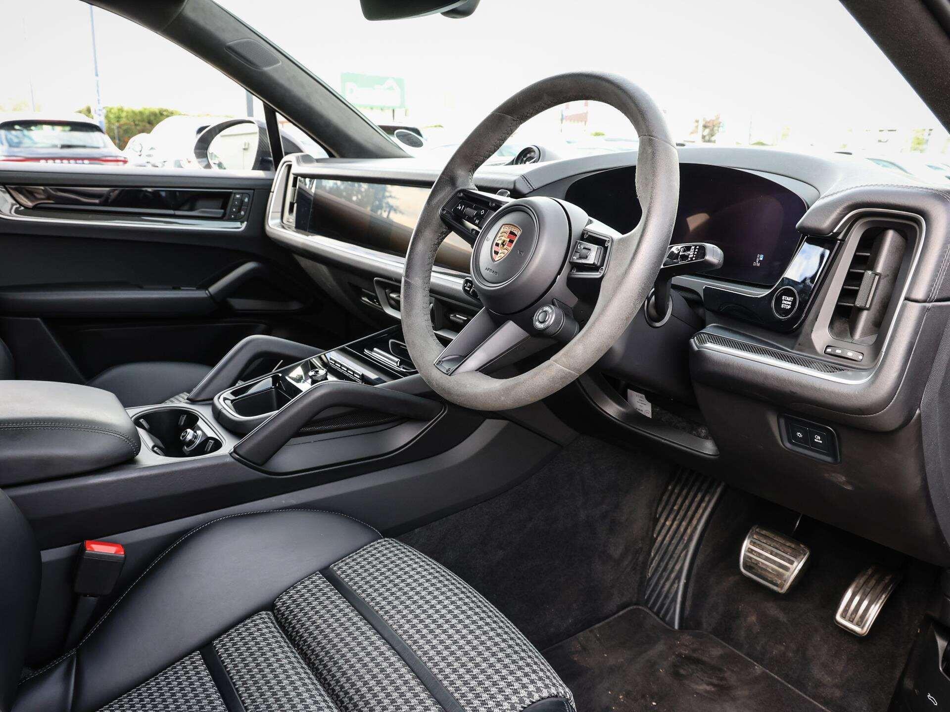 Porsche Cayenne view 11