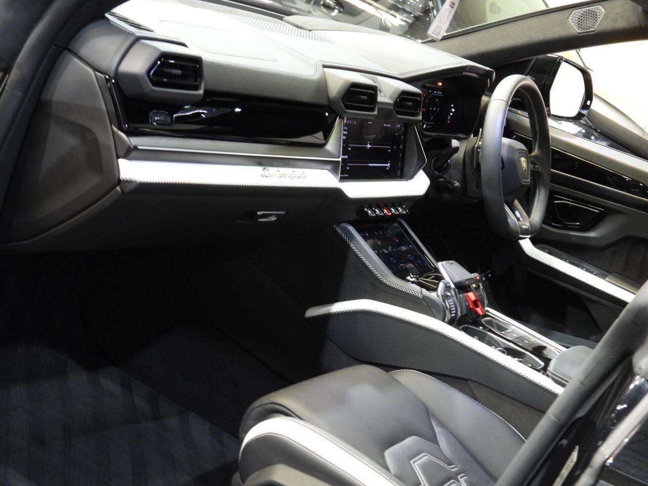 Lamborghini Urus view 33