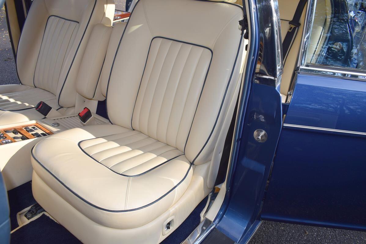 Rolls-Royce Silver Spirit view 23