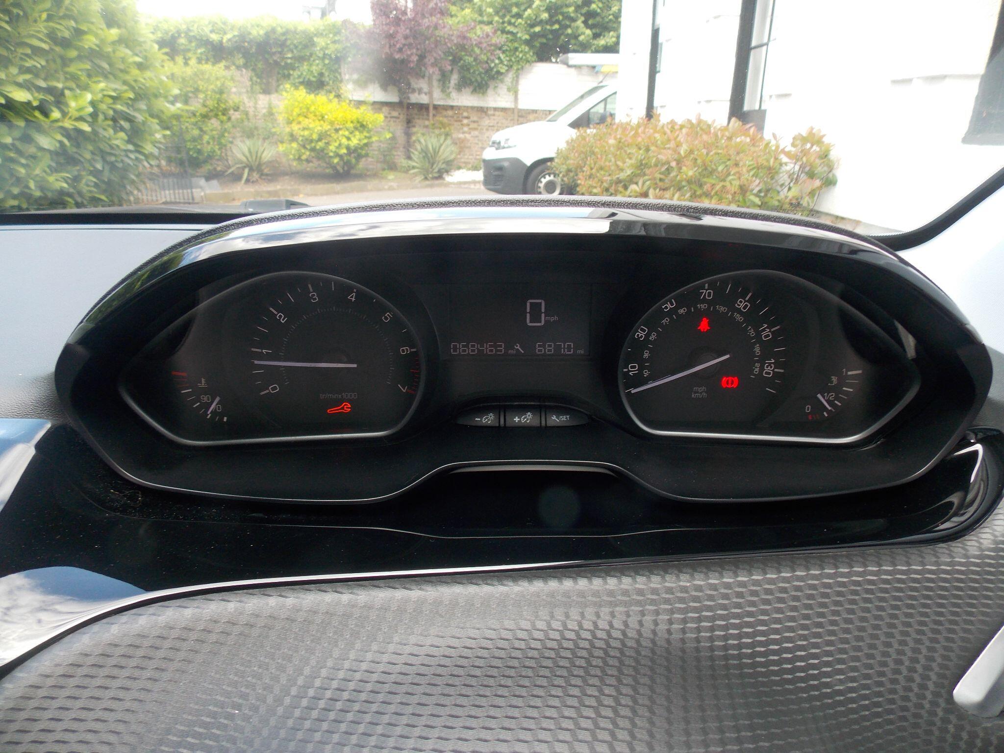 Peugeot 208 view 12