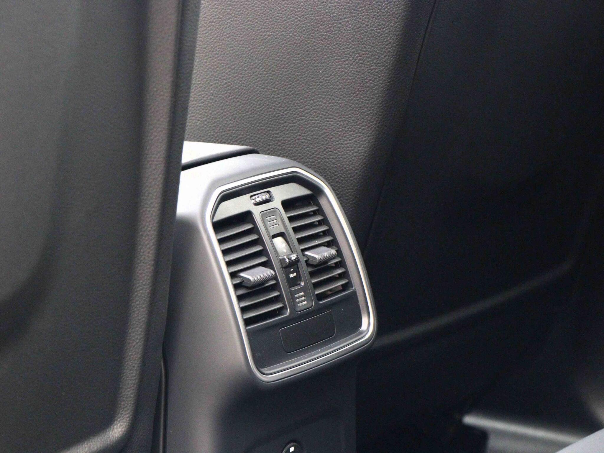Porsche Macan view 38