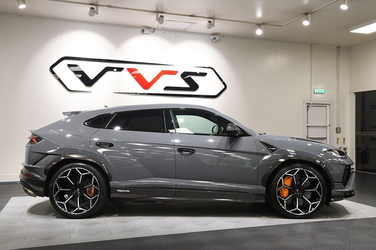 Lamborghini Urus view 2