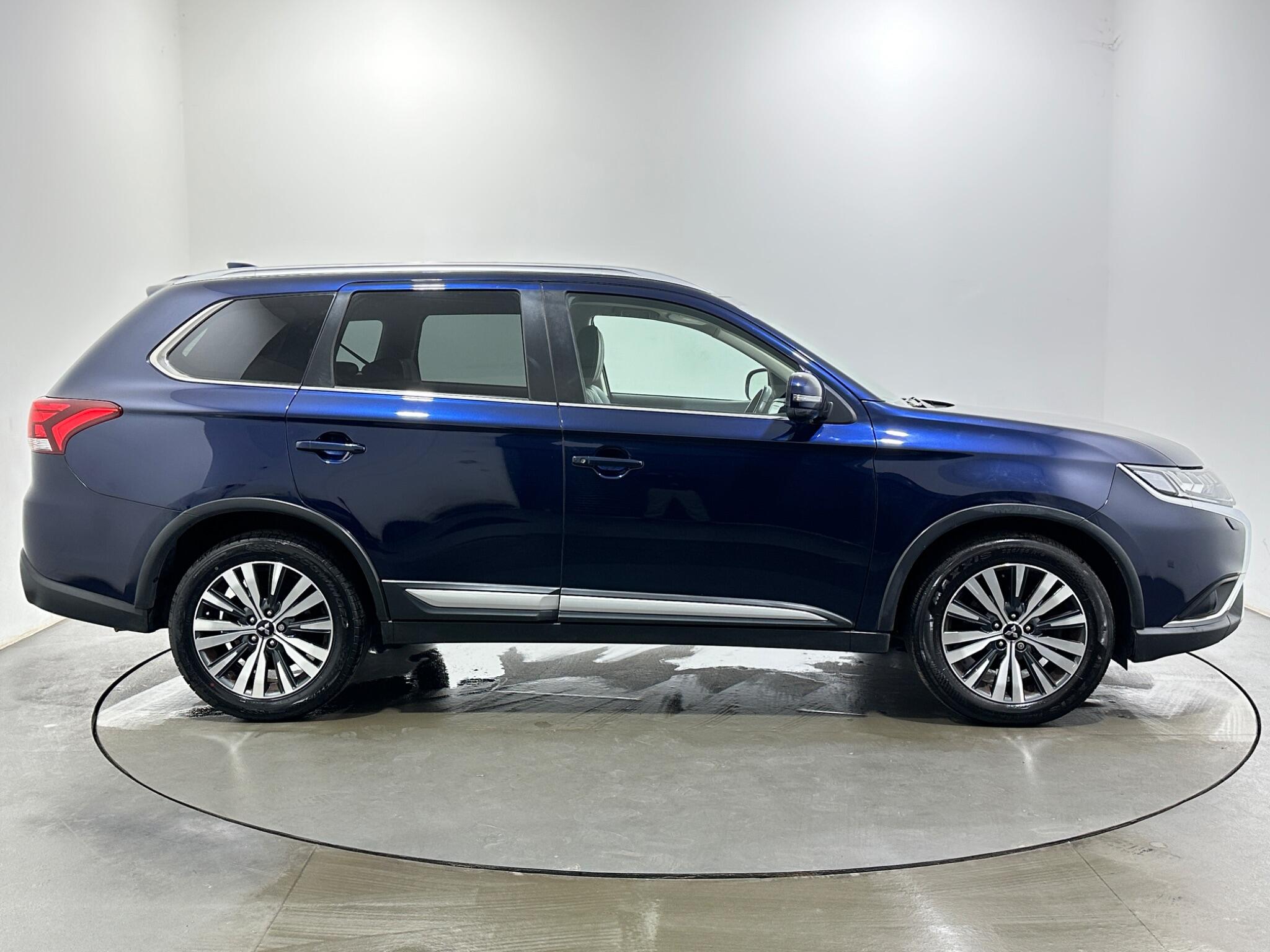 Mitsubishi Outlander view 9