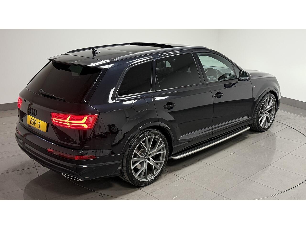 Audi Q7 view 14