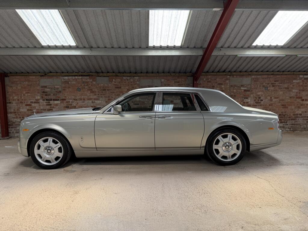 Rolls-Royce Phantom view 2