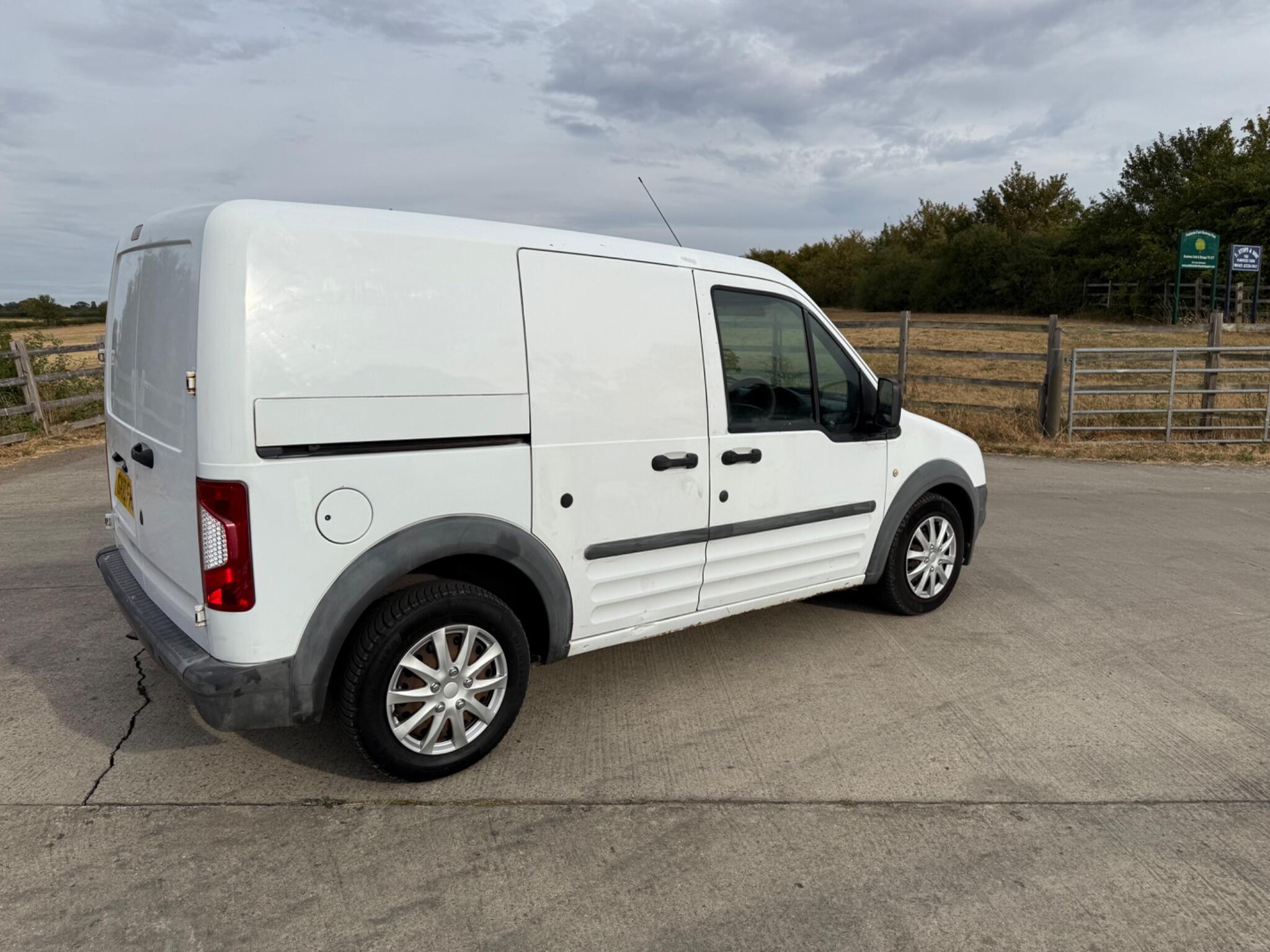 Ford Transit Connect 1.8 TDCi T200 L1 H1 4dr — photo 27 of 86