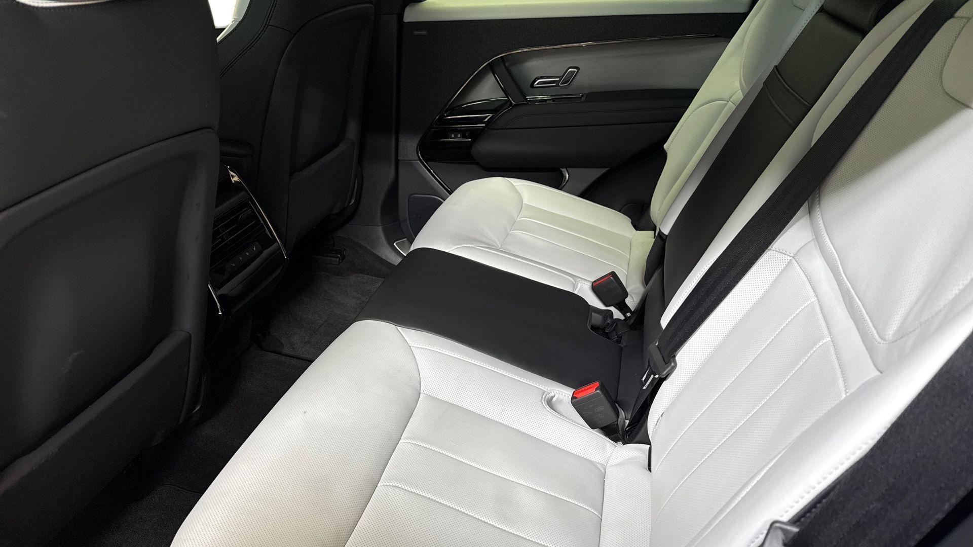 Land Rover Range Rover Sport view 4