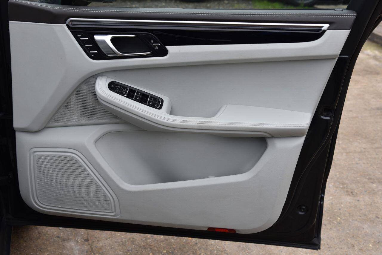 Porsche Macan view 64