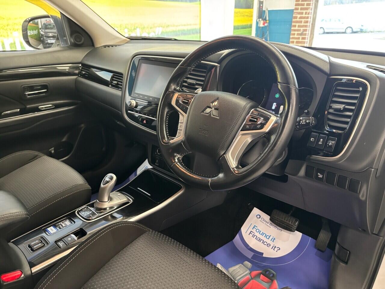 Mitsubishi Outlander view 13