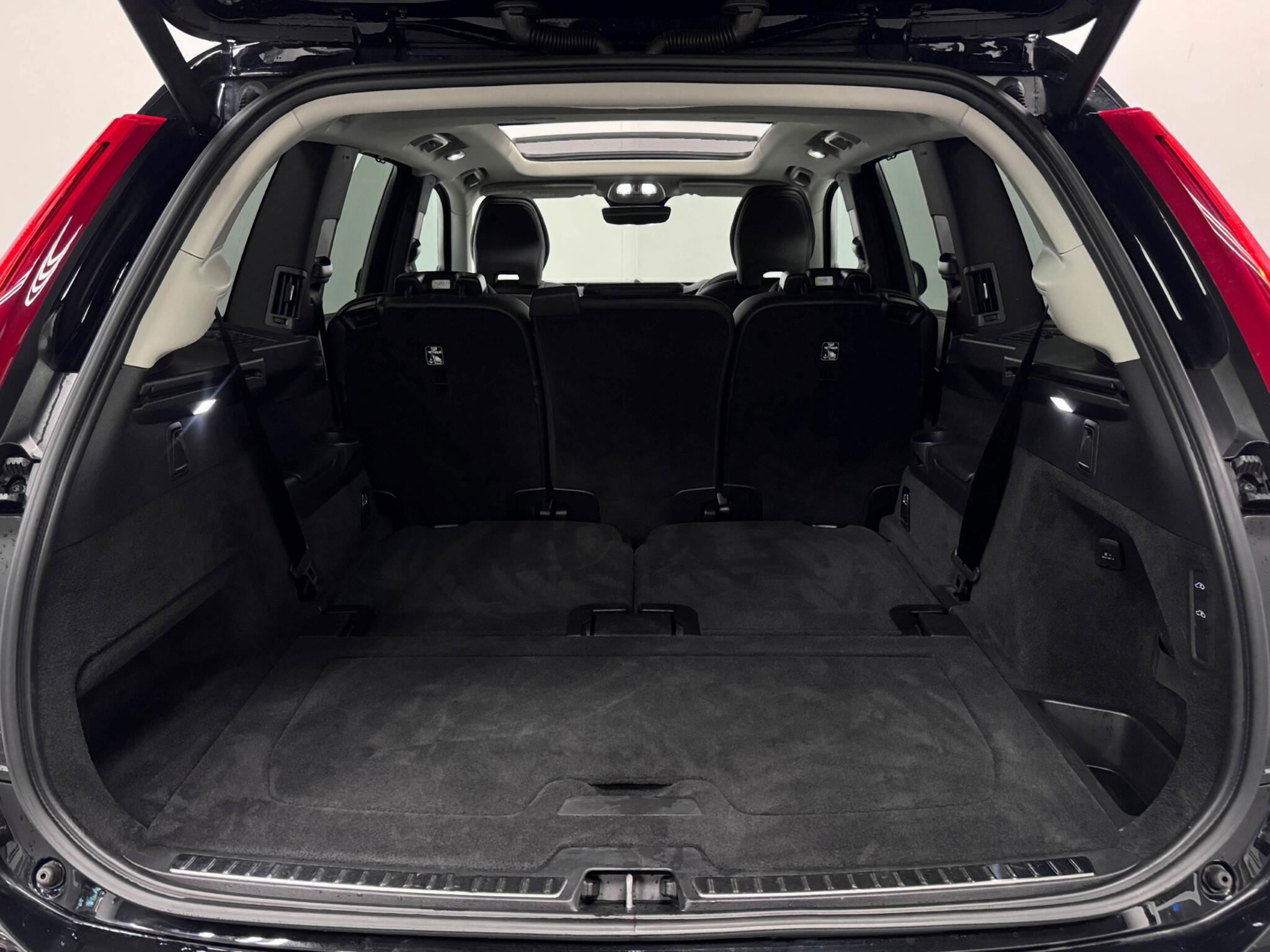 Volvo XC90 view 8