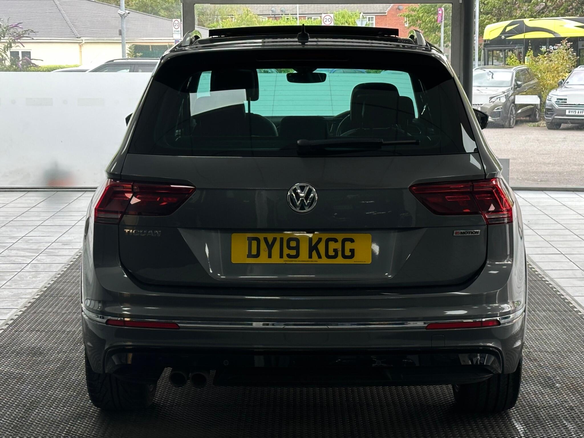 Volkswagen Tiguan view 12