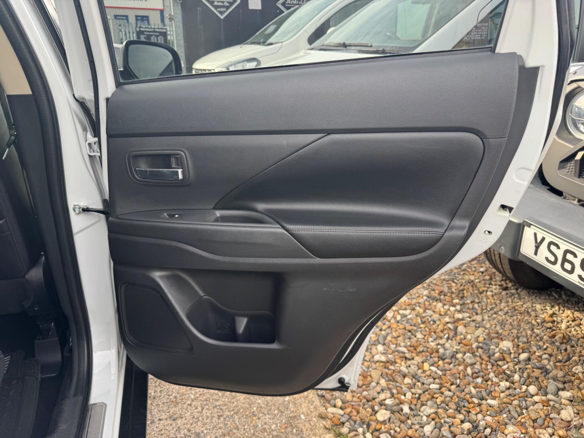 Mitsubishi Outlander view 30