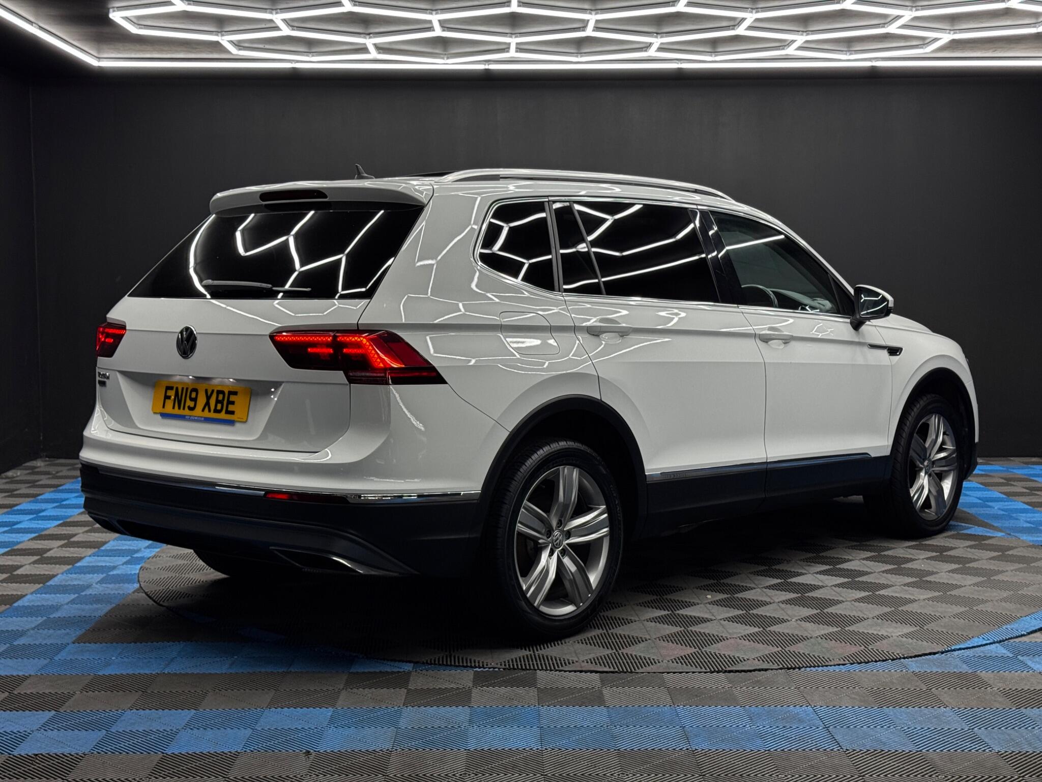 Volkswagen Tiguan Allspace view 5