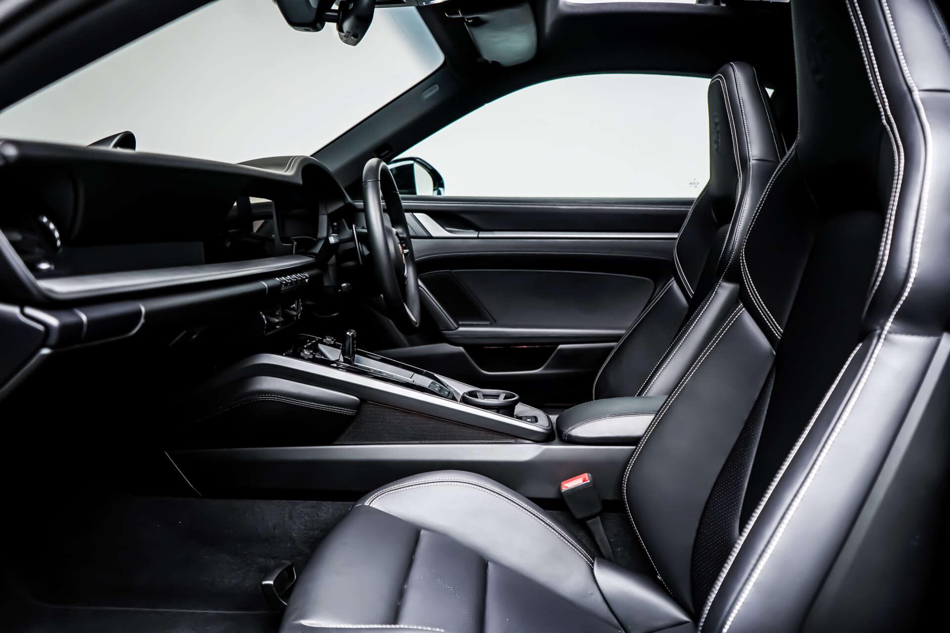 Porsche 911 view 7