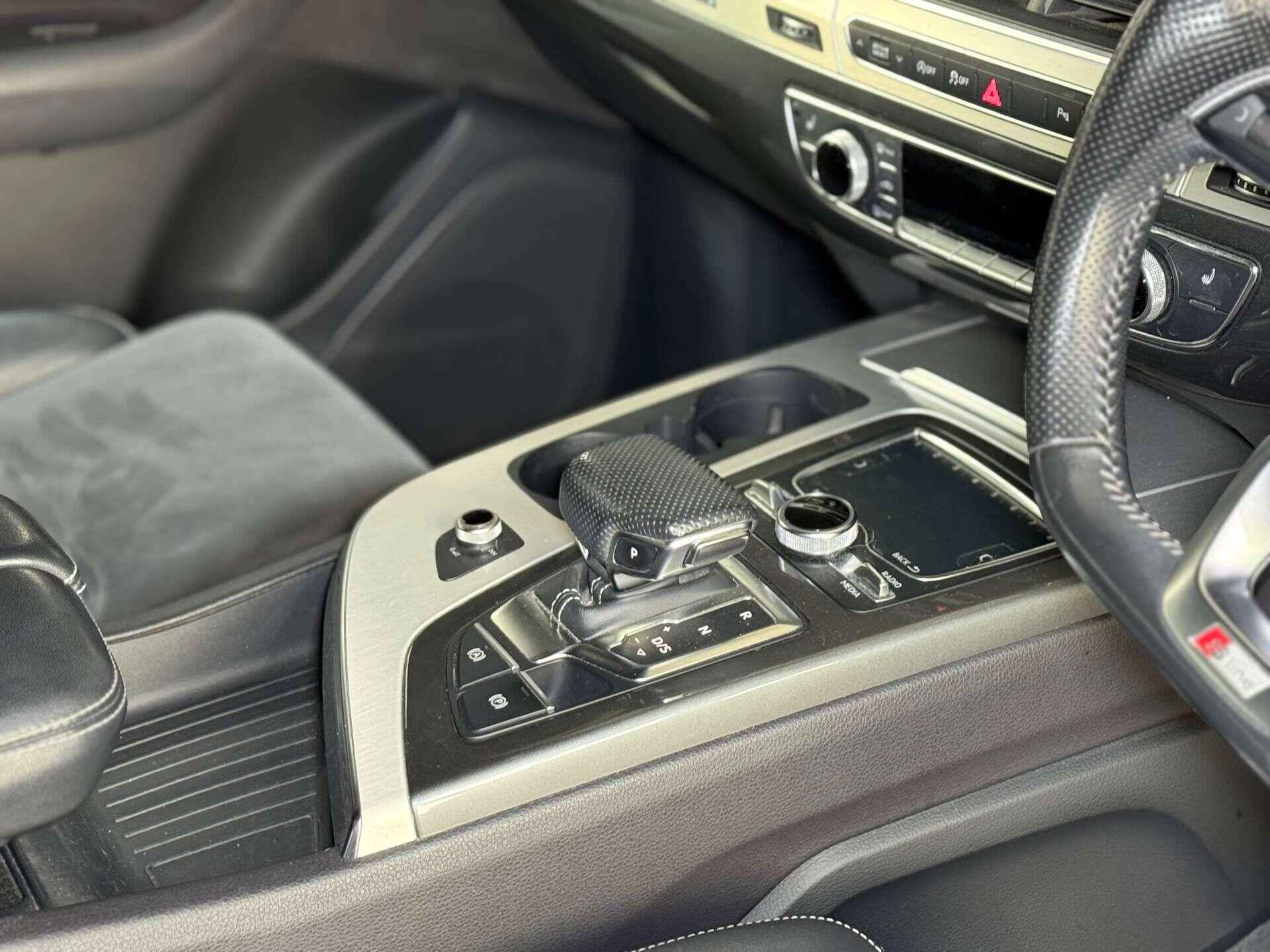 Audi Q7 view 27