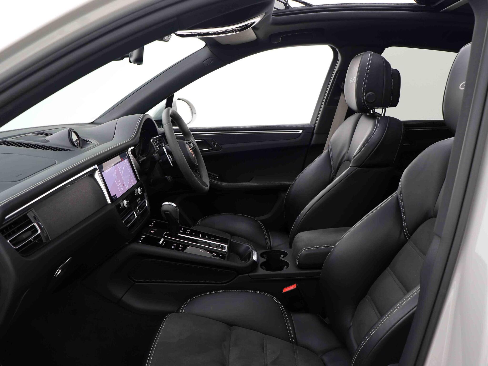 Porsche Macan view 3