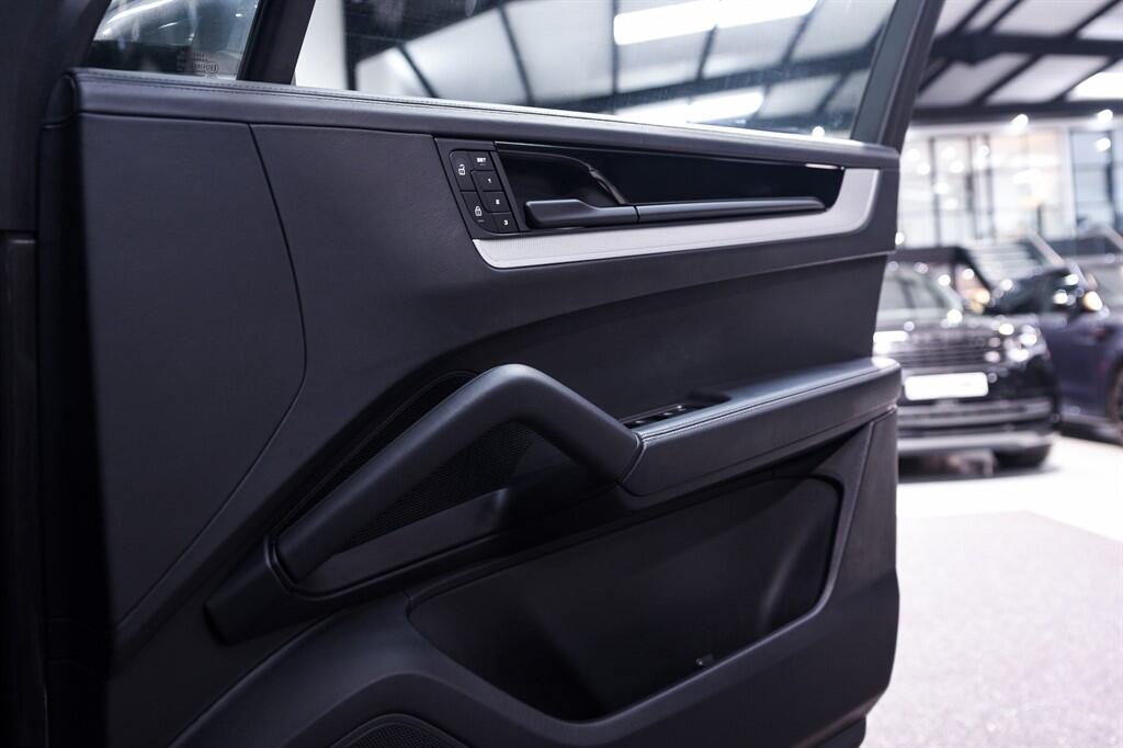 Porsche Cayenne view 33
