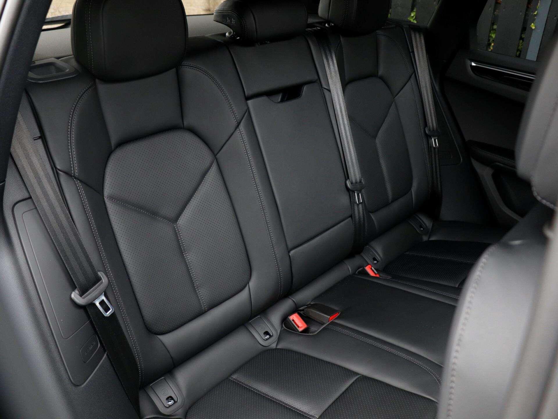 Porsche Macan view 28