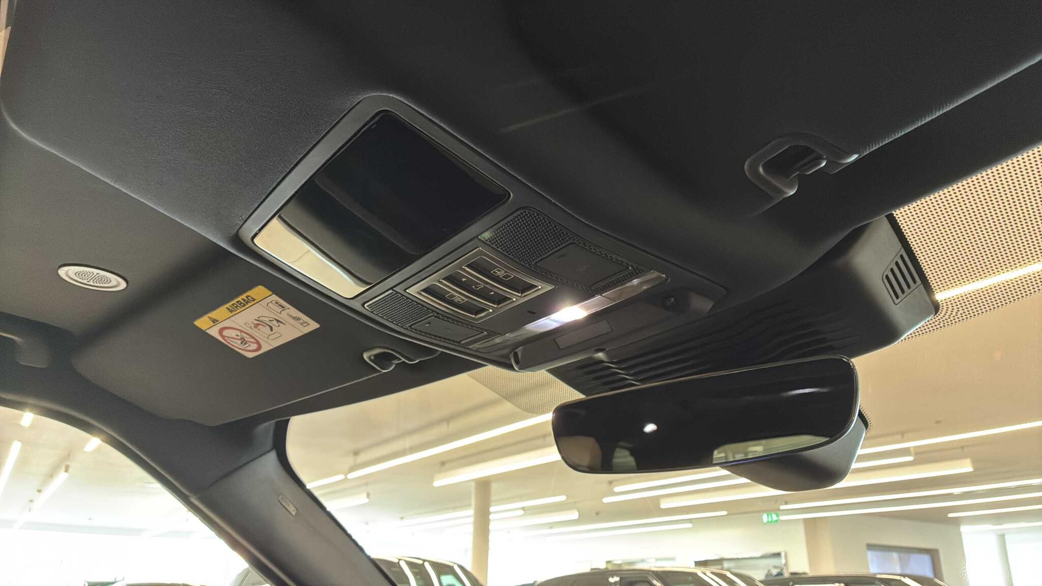 Land Rover Discovery view 35
