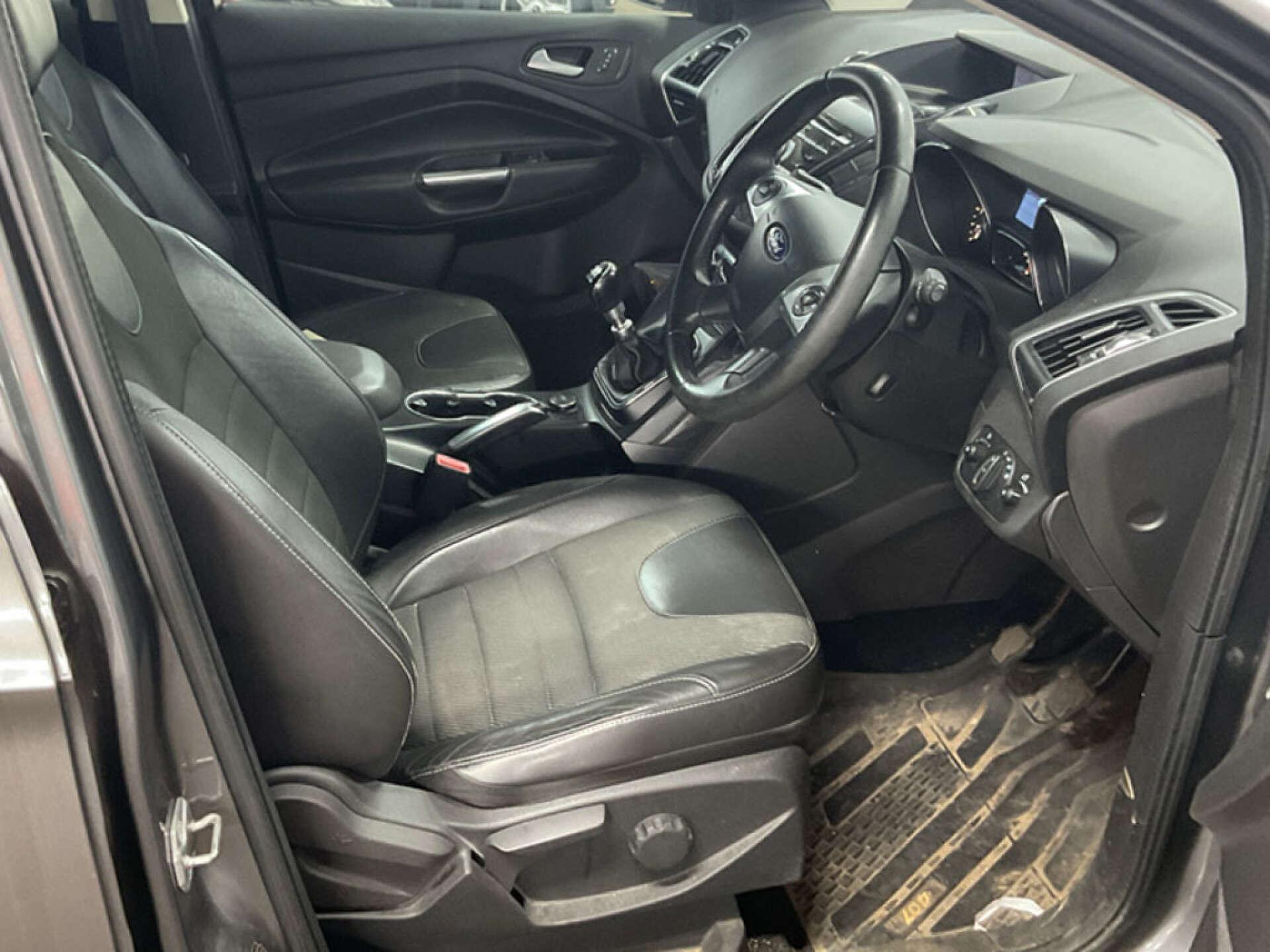 Ford Kuga view 3