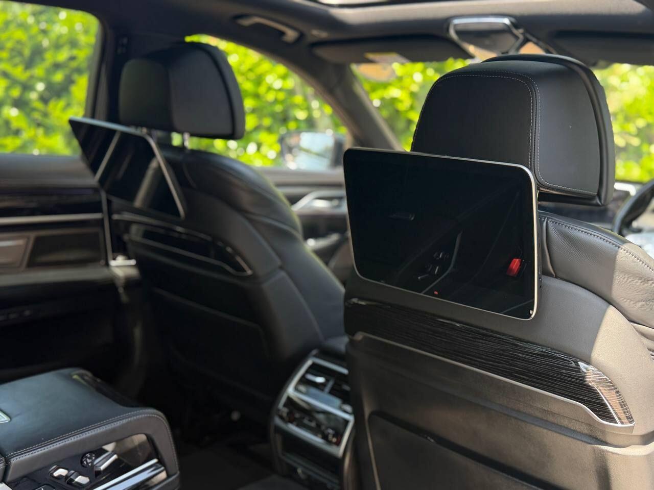 BMW 7 Series view 17