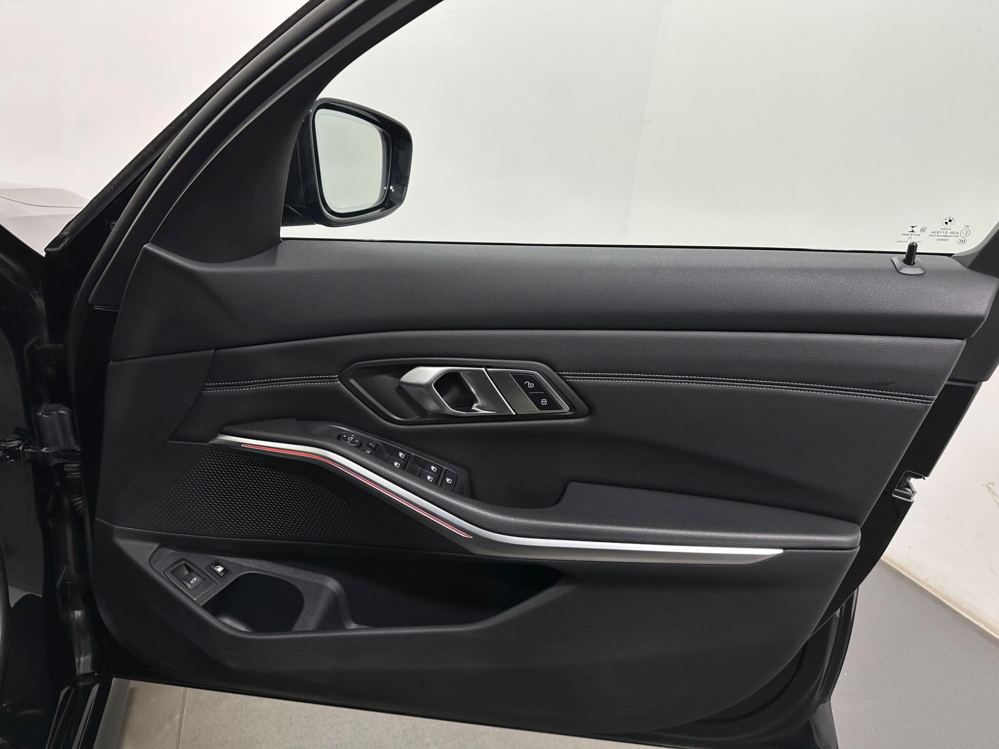 BMW 3 Series view 35