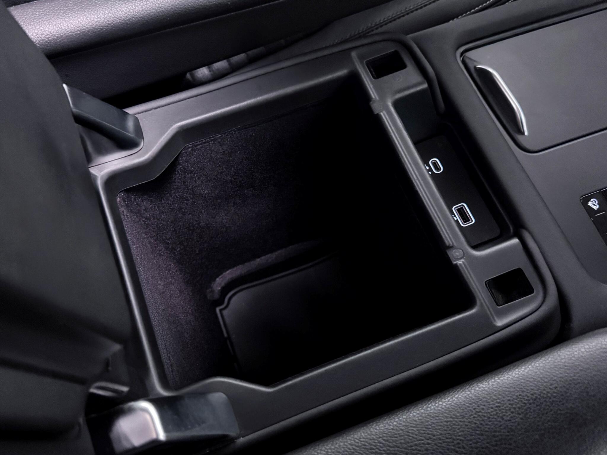 Land Rover Discovery view 34