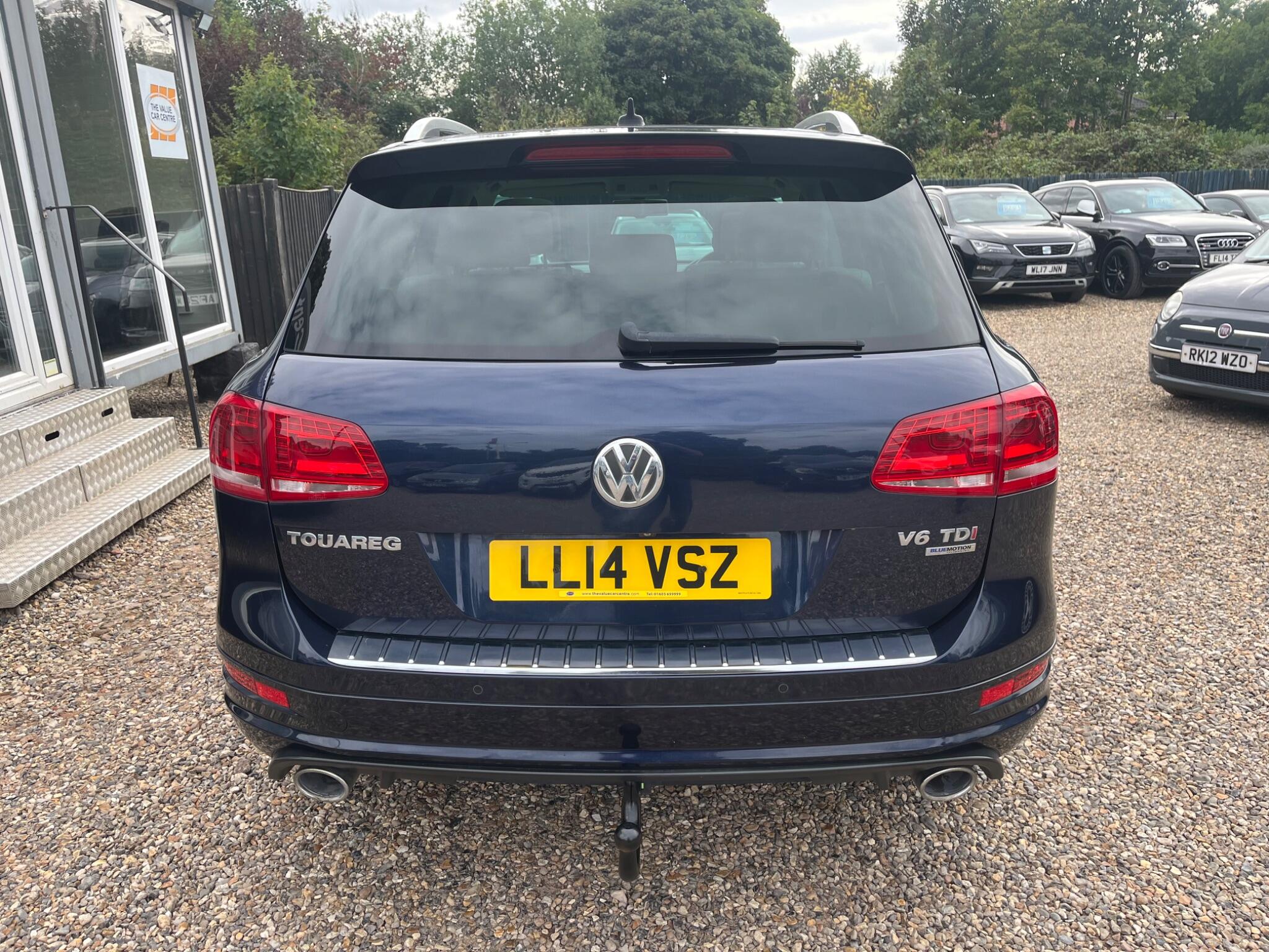 Volkswagen Touareg view 5
