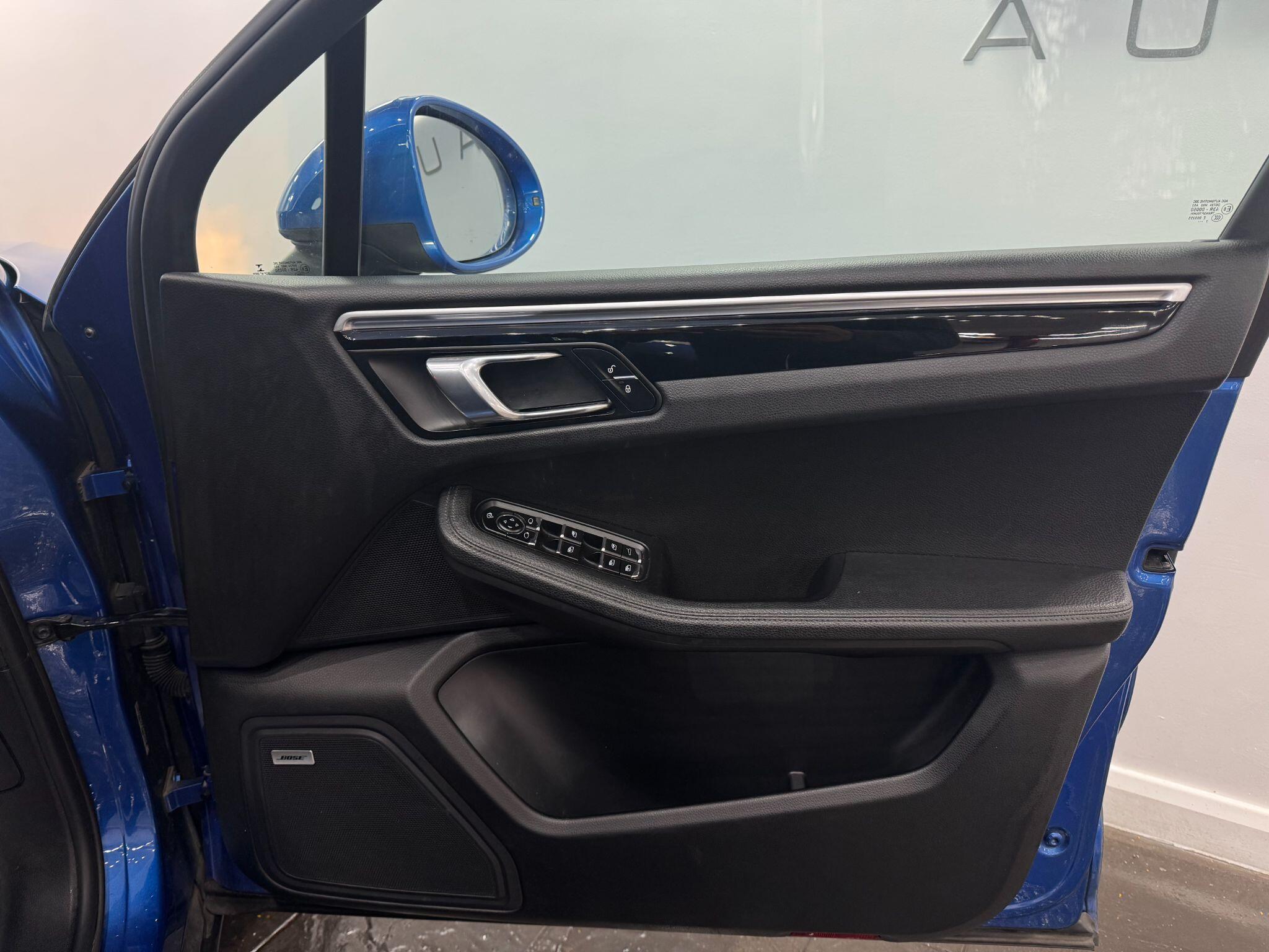 Porsche Macan view 28