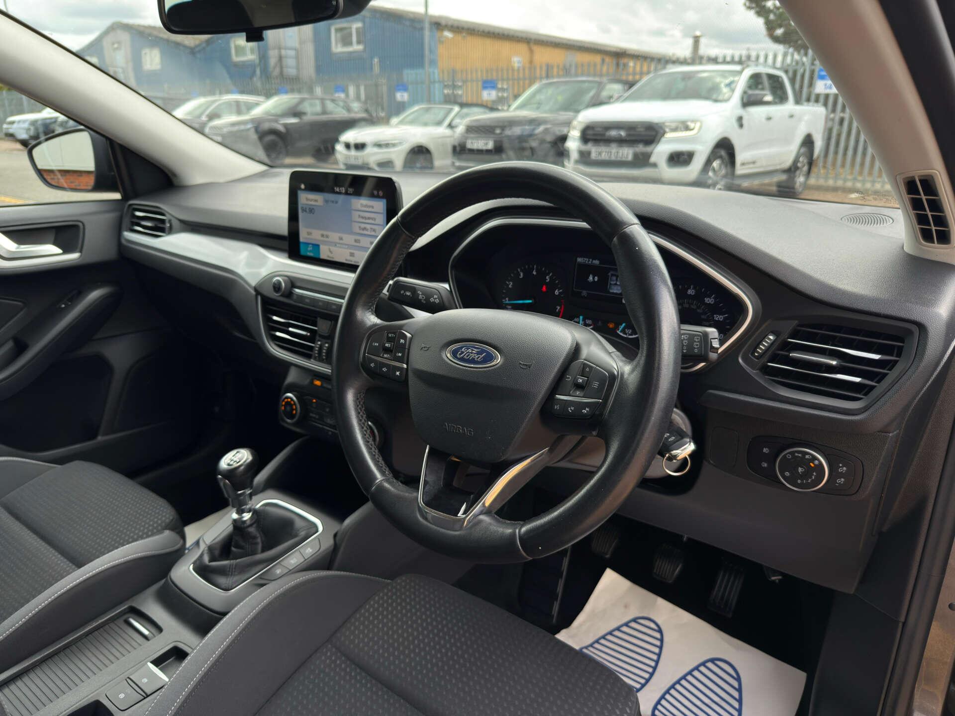 Ford Focus view 12