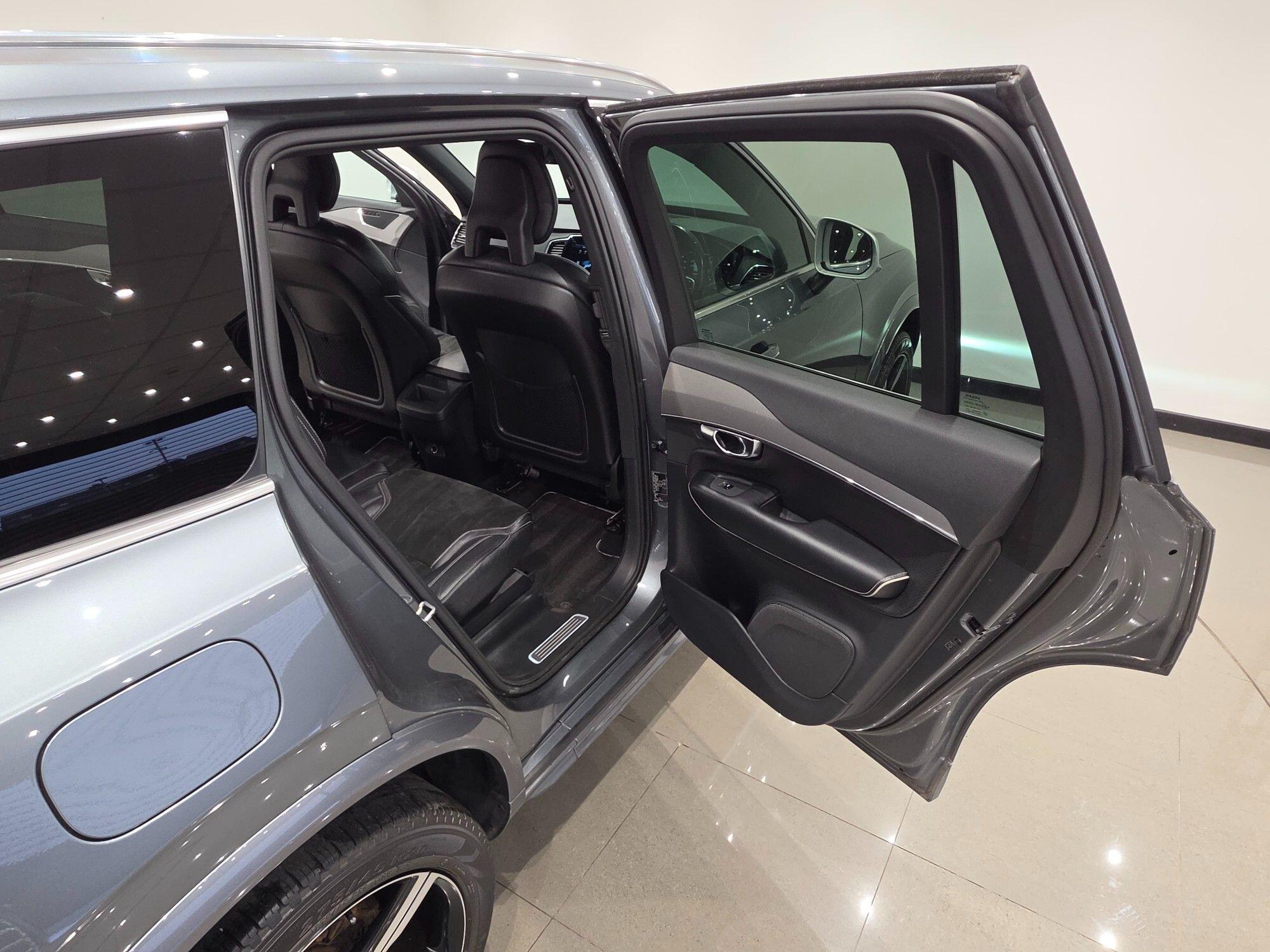 Volvo XC90 view 42