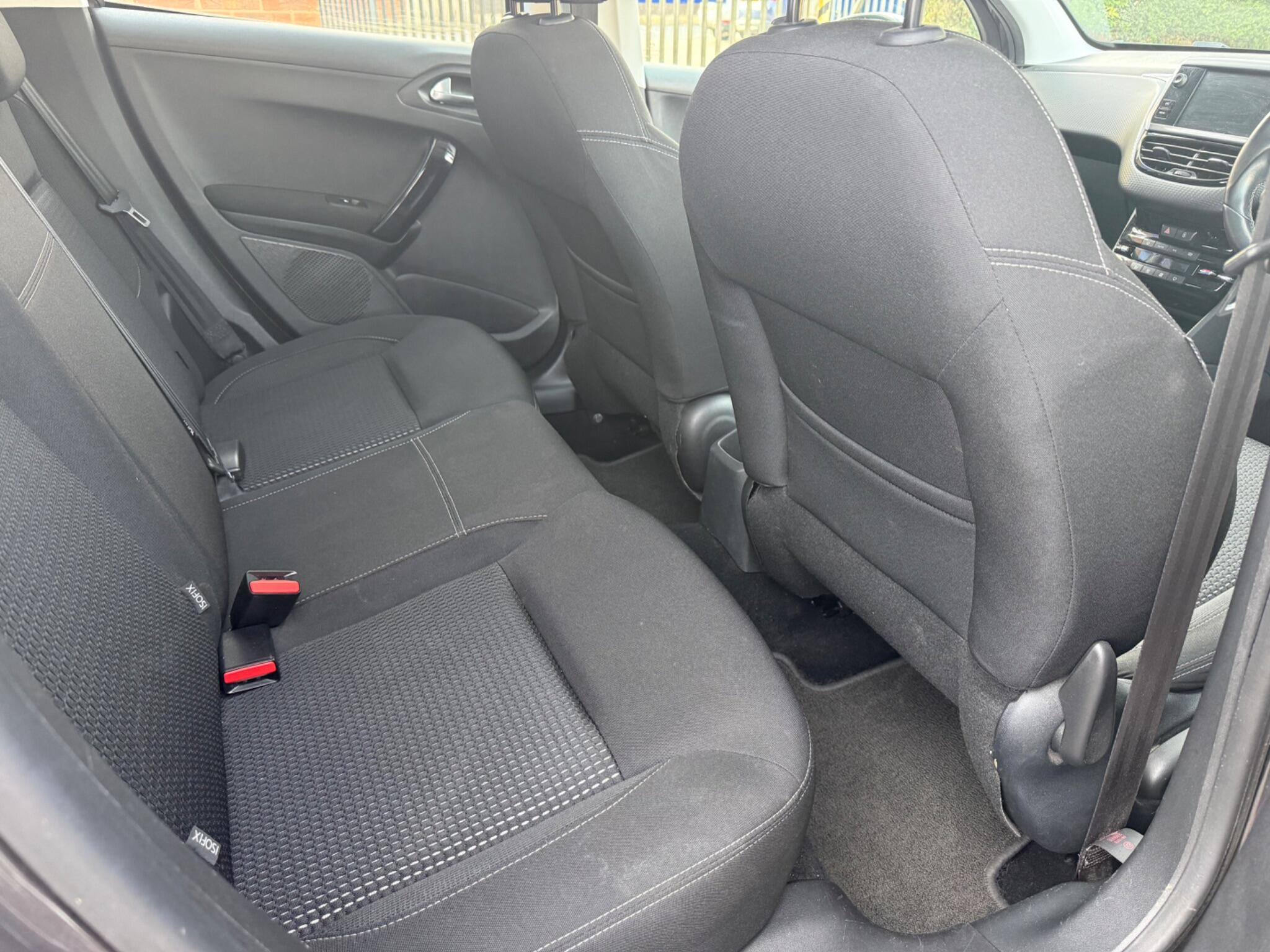 Peugeot 208 view 12