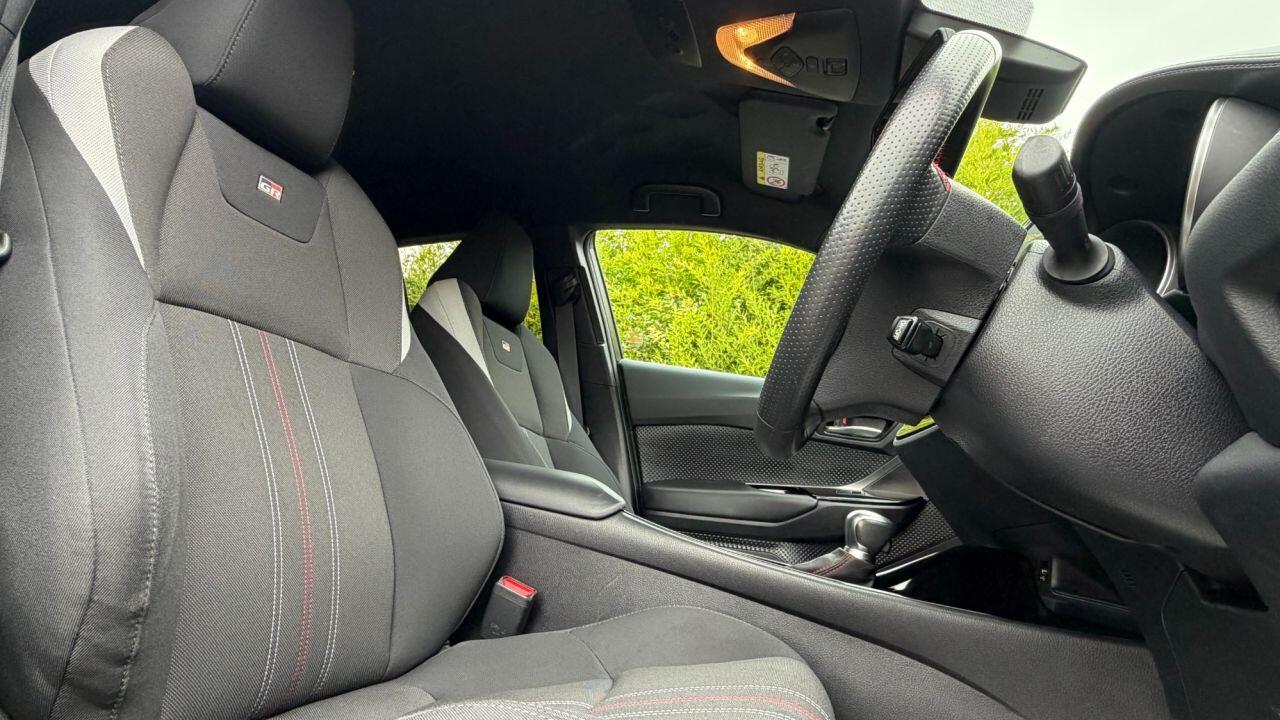 Toyota C-HR view 11