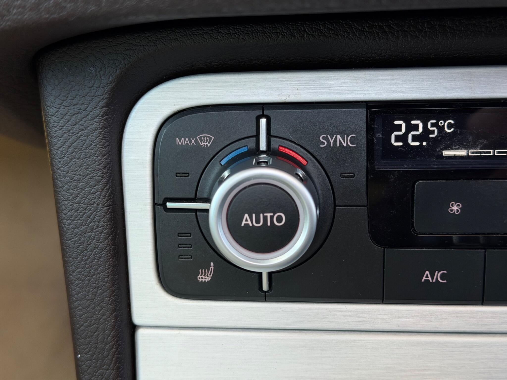 Volkswagen Touareg view 18