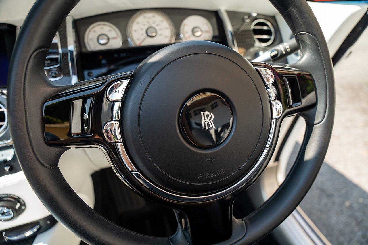 Rolls-Royce Dawn view 65