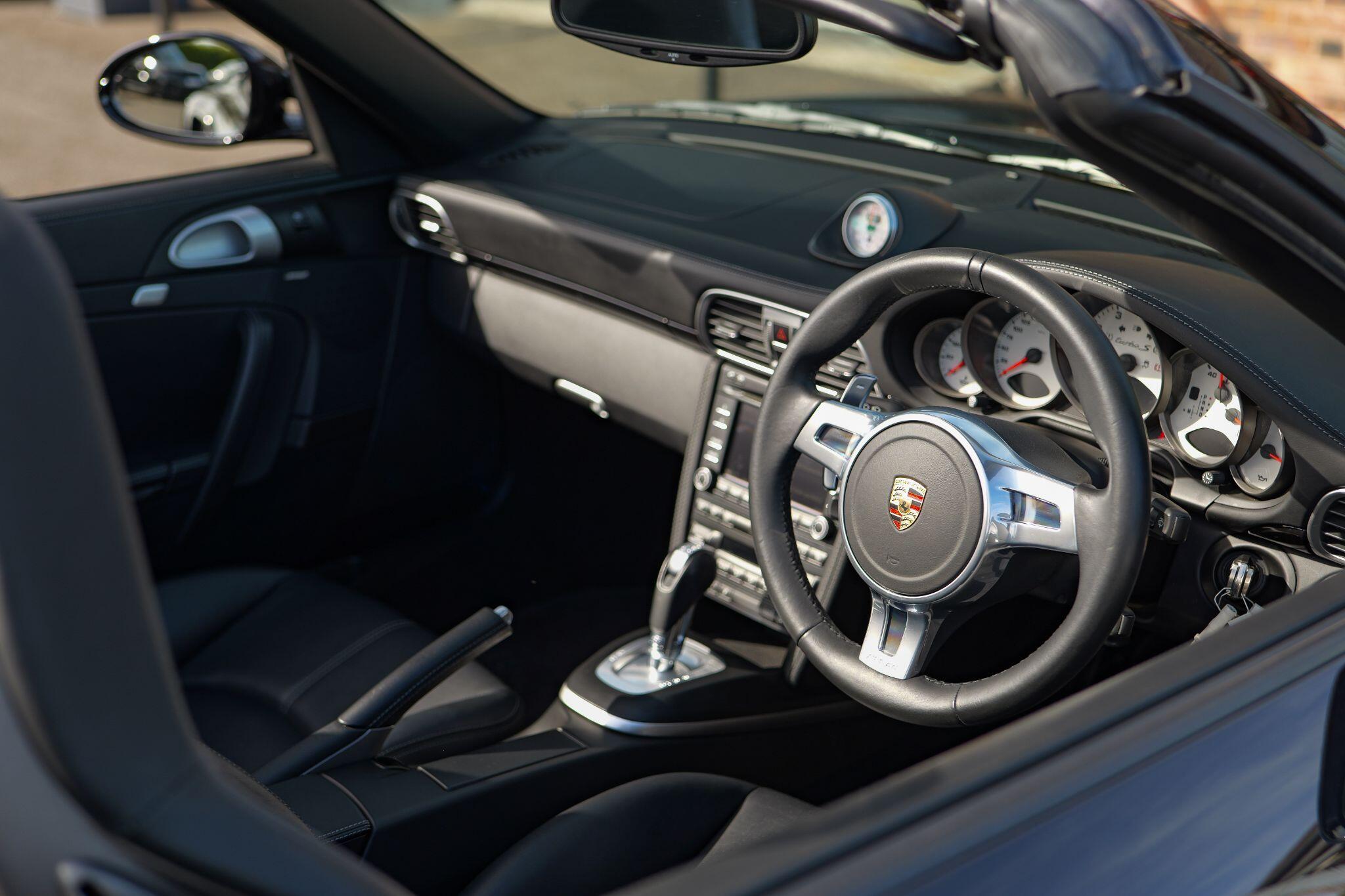 Porsche 911 view 16