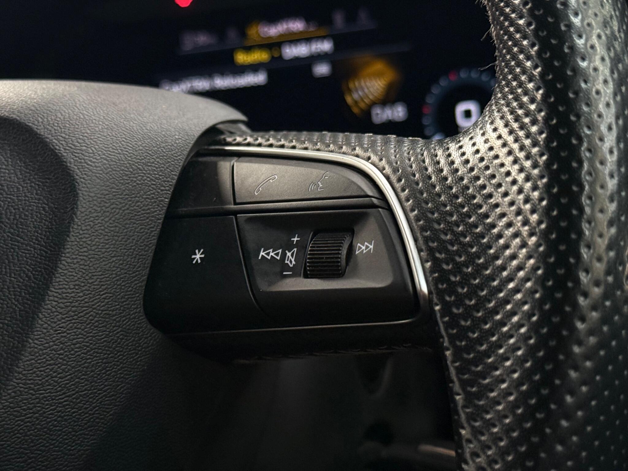 Audi Q3 view 16