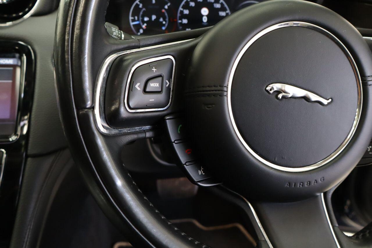 Jaguar XJ view 16
