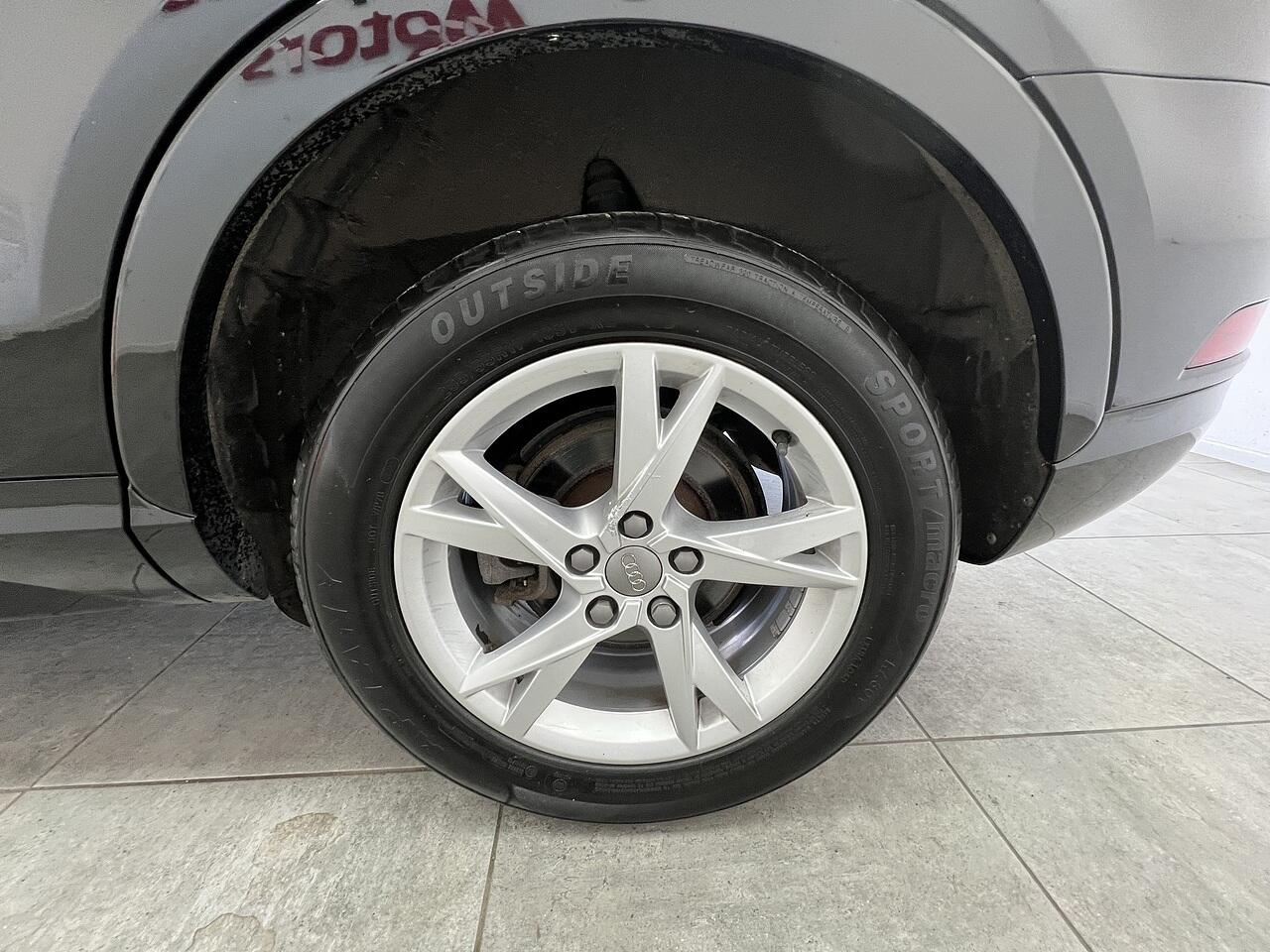 Audi Q3 view 18