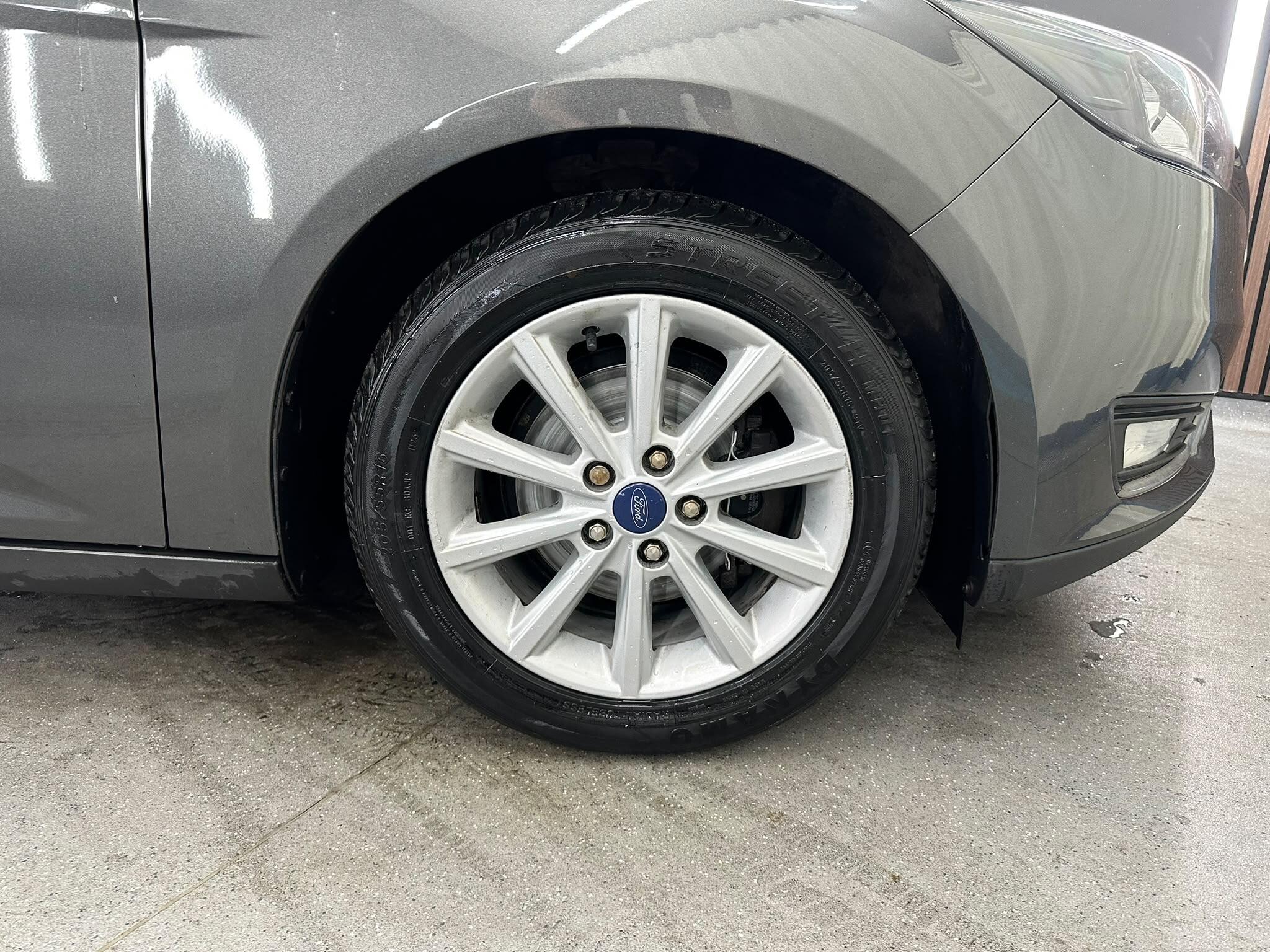 Ford Focus view 15