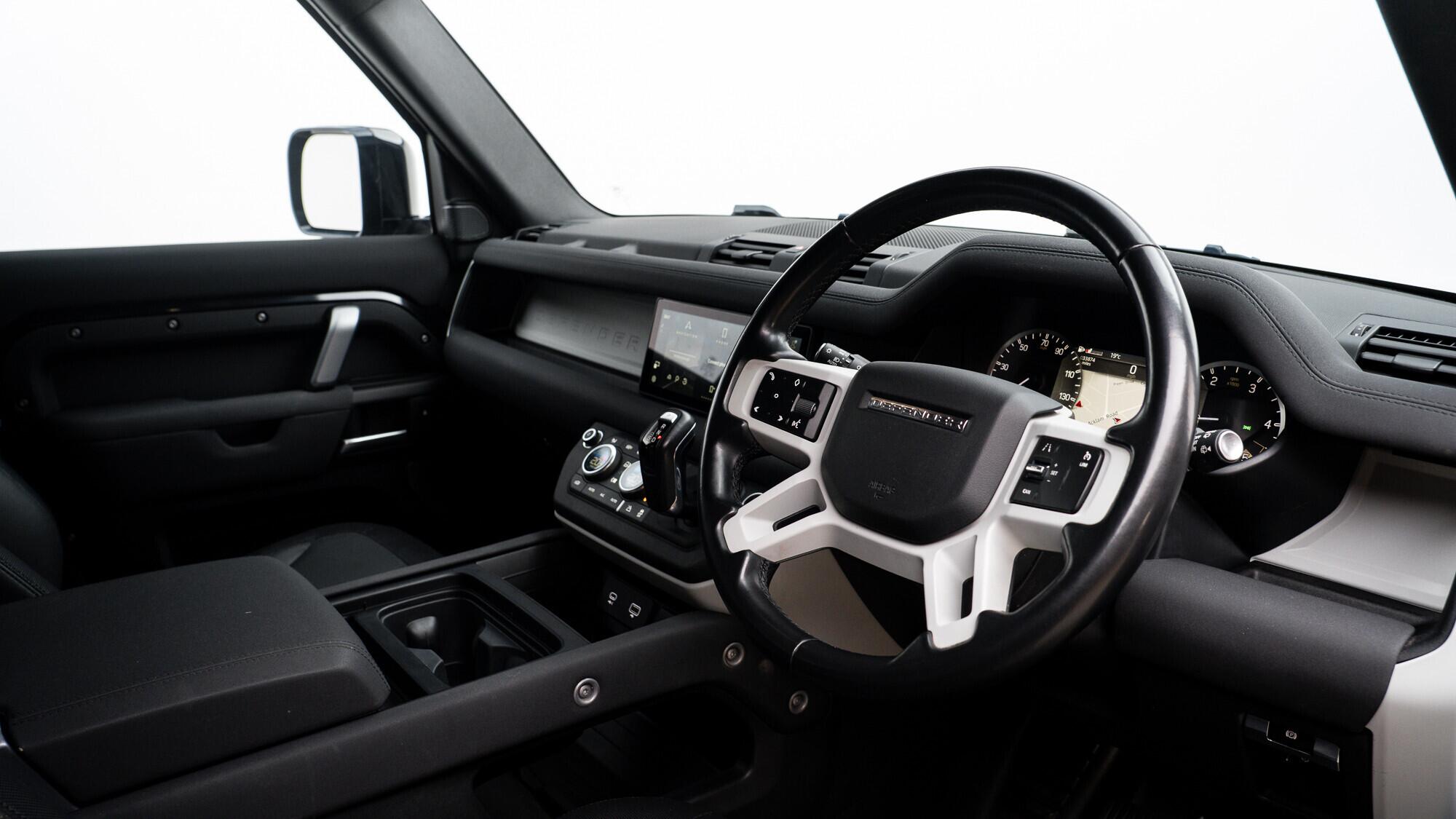 Land Rover Defender view 32